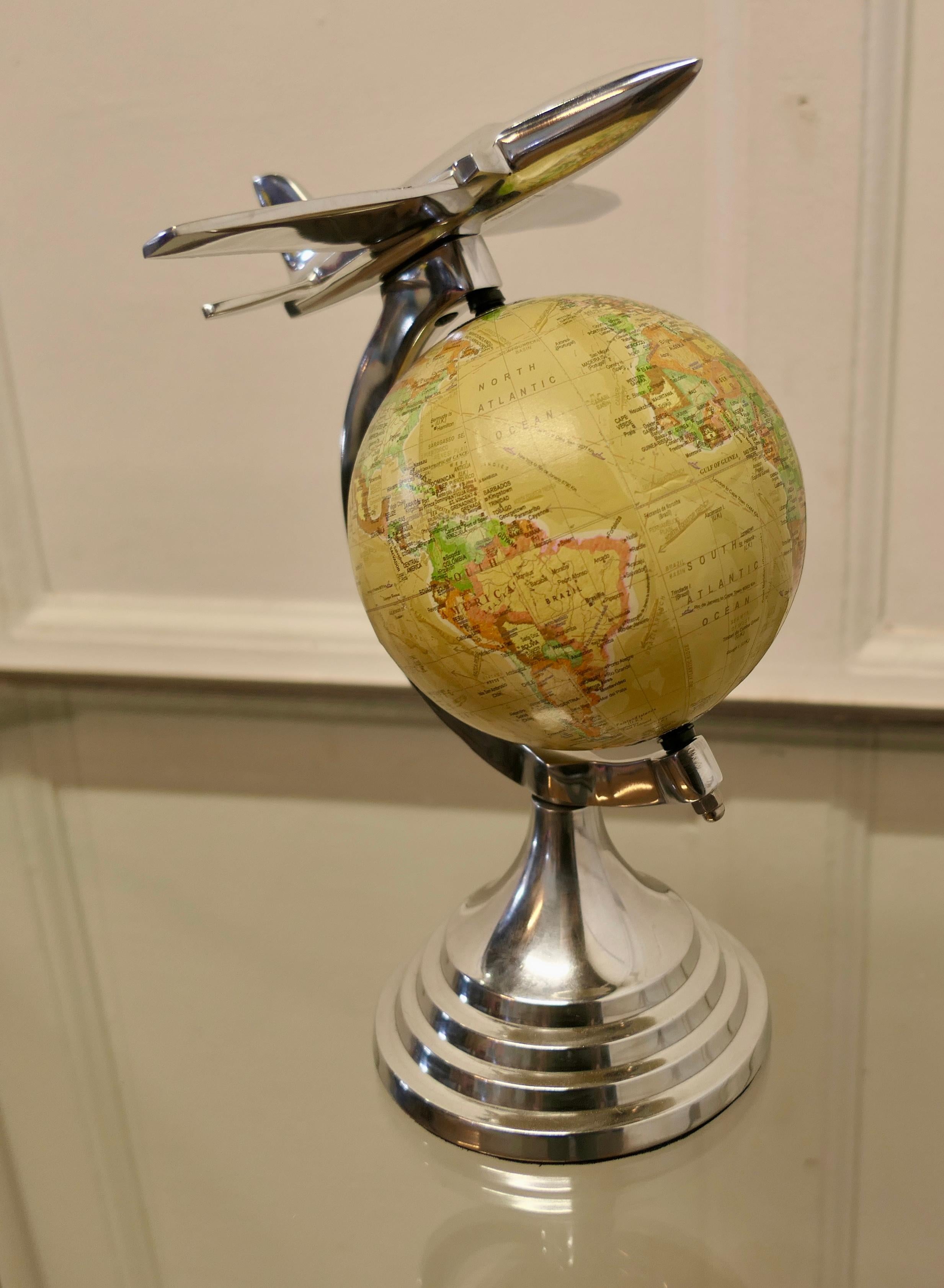 Chrome  Globe mondial orné de bureau avec modèle d'avion chromé  Une superbe pièce et un gris en vente