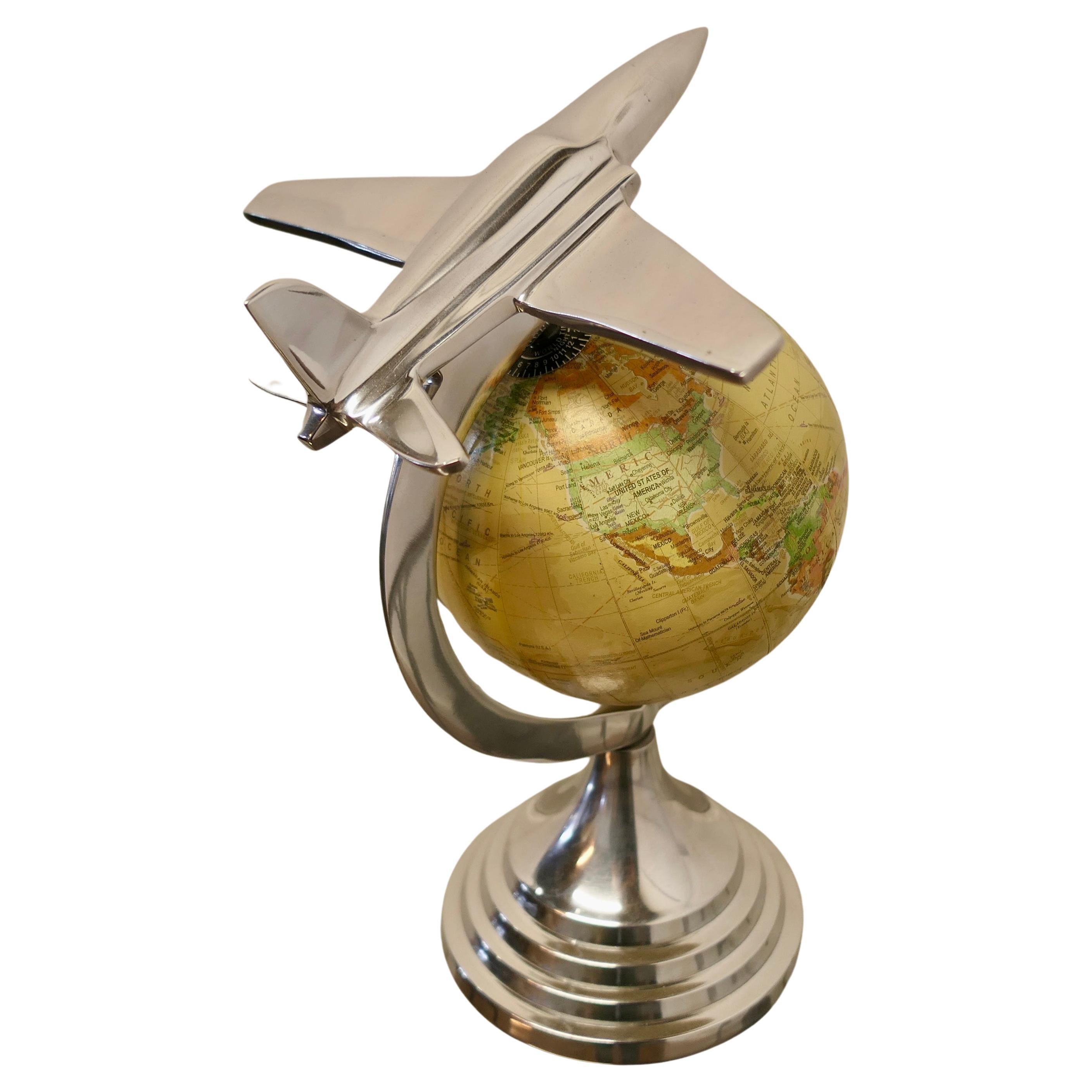  Globe mondial orné de bureau avec modèle d'avion chromé  Une superbe pièce et un gris en vente