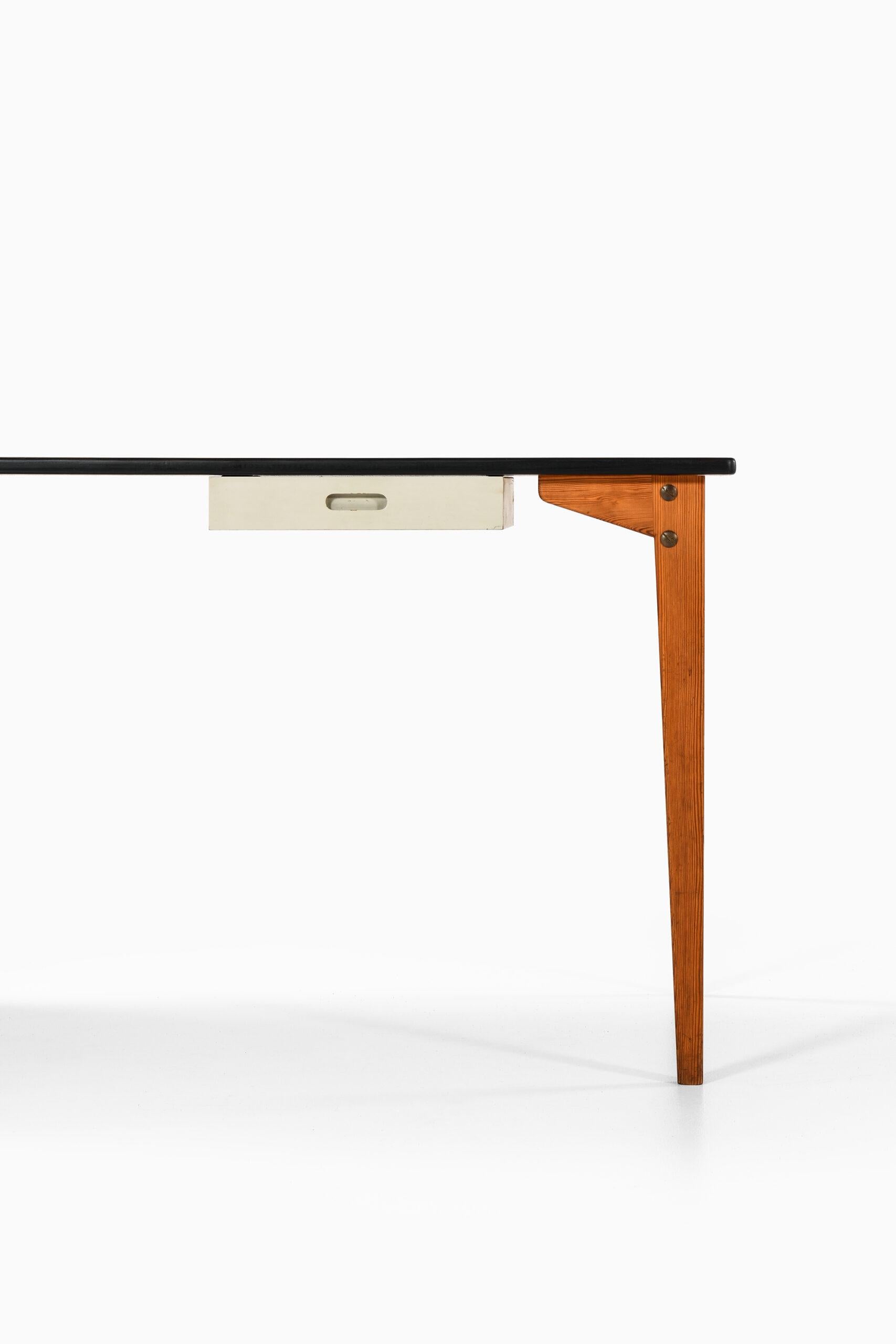Seltener freistehender Schreibtisch eines unbekannten Designers. Wahrscheinlich in Schweden hergestellt.
Breite: 132,5 ( 197,5 ) cm.