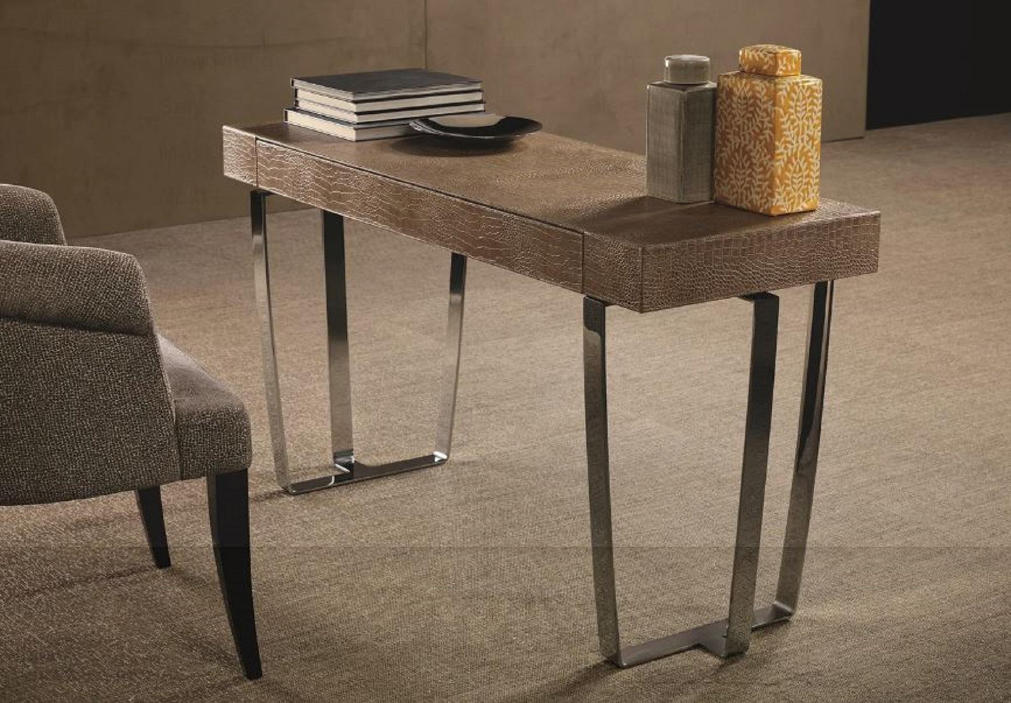 Bureau du tapis rouge
Le bureau raffiné Red Carpet est disponible en deux tailles pour répondre à des besoins différents. Le plateau, recouvert de cuir fin, est soutenu par des pieds élégants en métal chromé. Parfait pour les espaces élégants, il