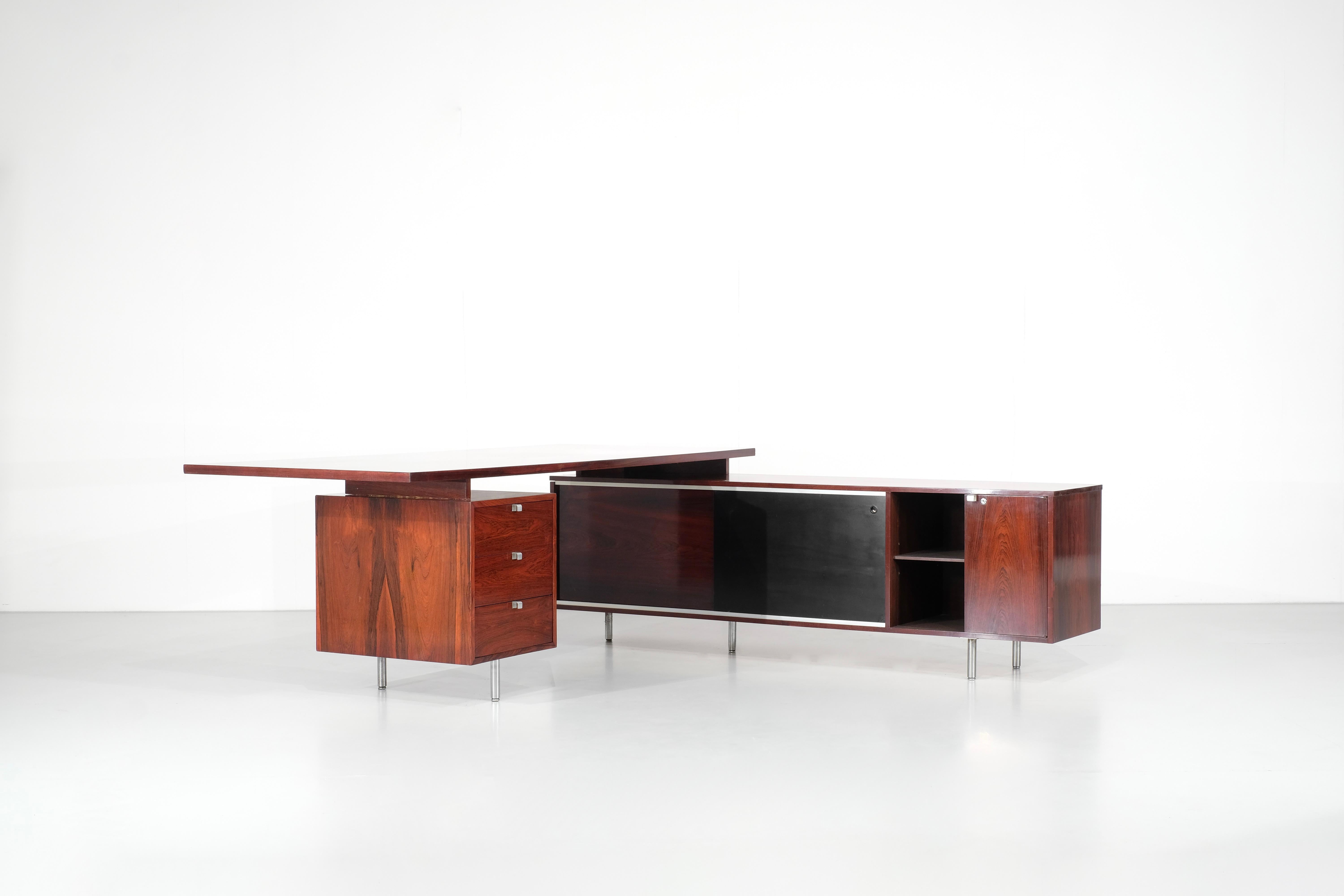 Large Desk in wood, serie Executive Office Group (EOG) model “ 9000 ” with  a multitude of storage compartments.
Designed by George Nelson produced for Herman Miller, 1952.

 

Designer - George Nelson.

Producer - Herman Miller.

Model - EOG serie