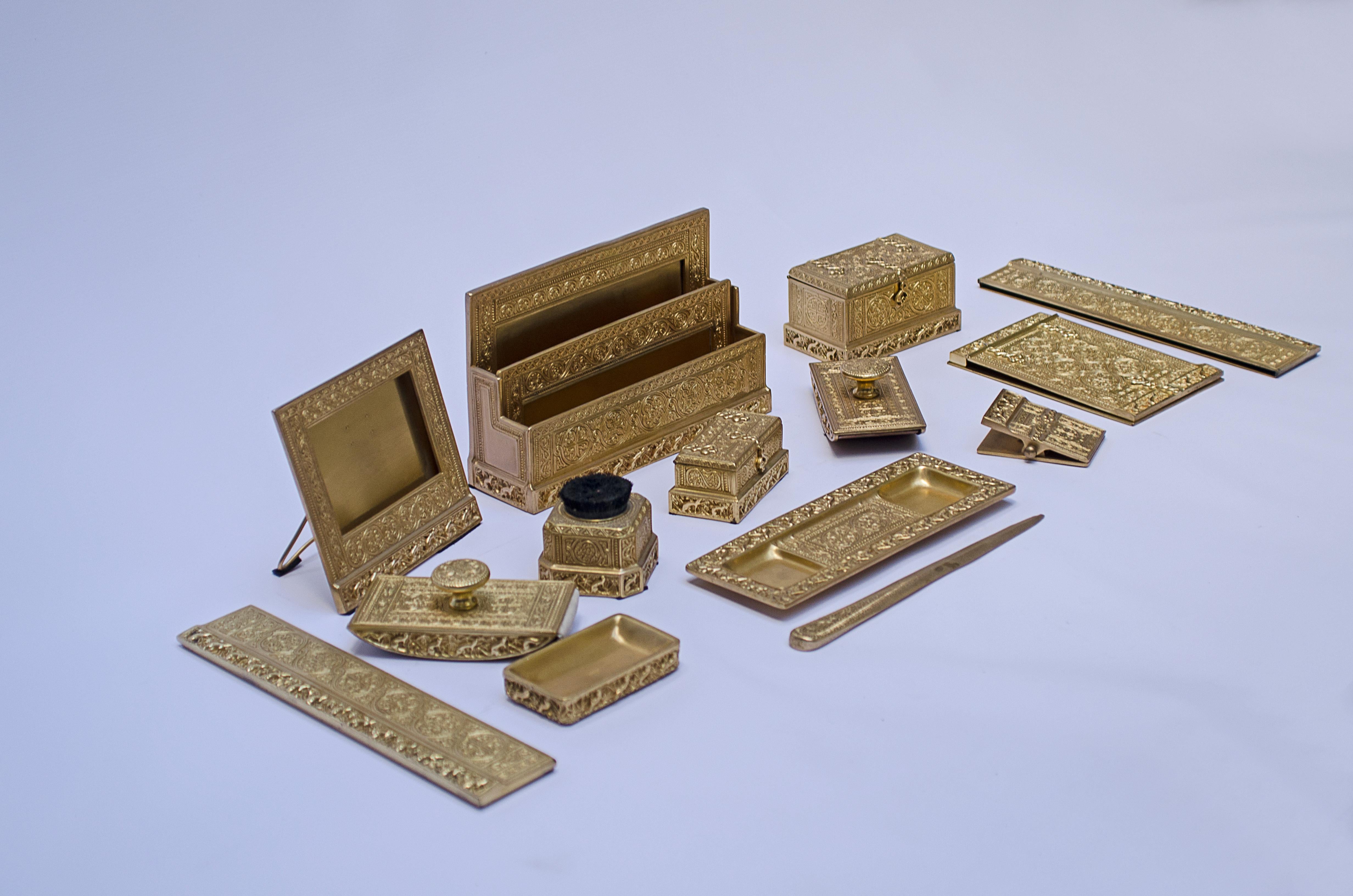 Ensemble de bureau en bronze doré (Ormolu) composé de 14 pièces, modèle 