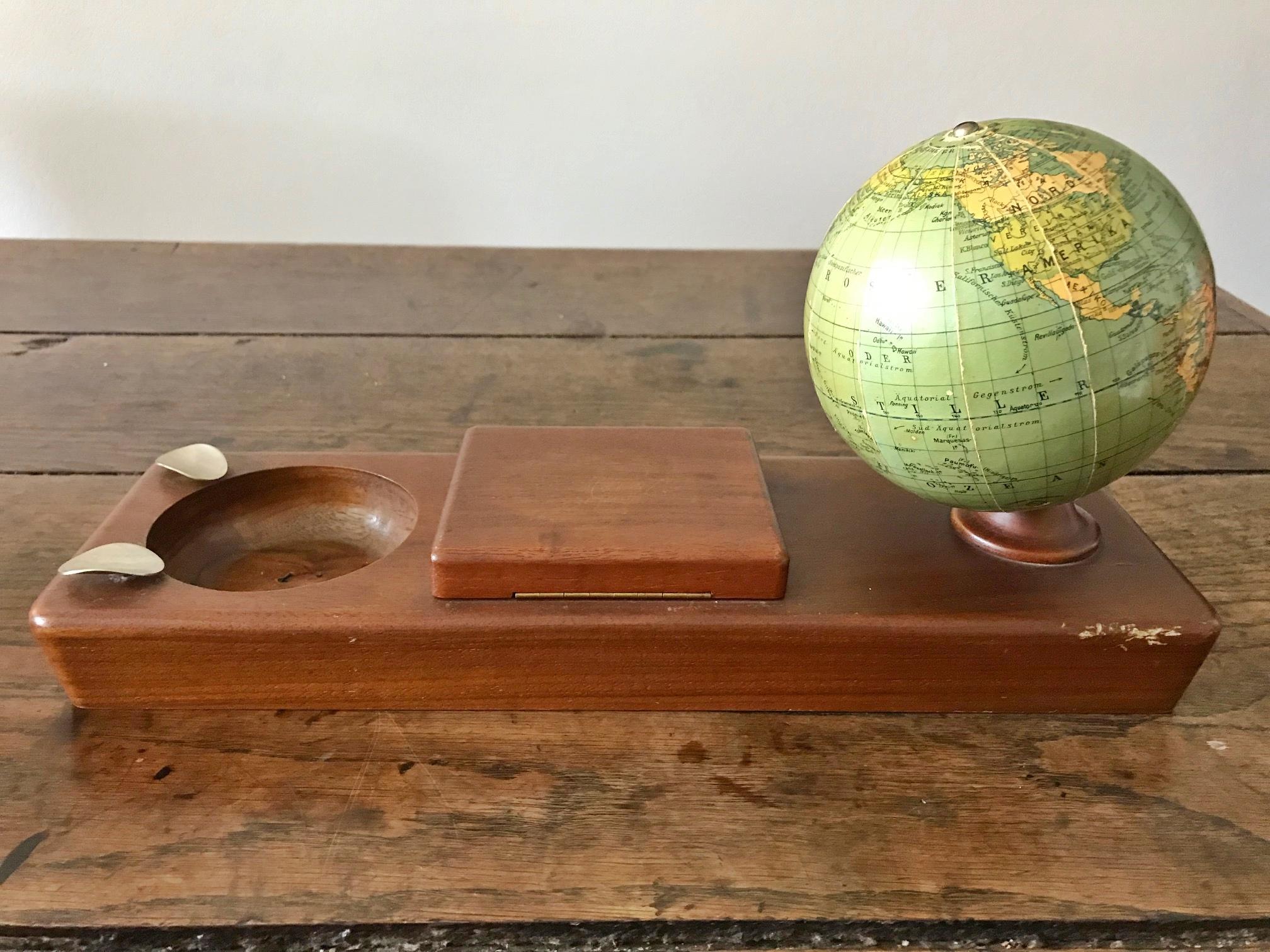 Attractive table/writing set made of wood and a globe, circa 1950.

Columbus Schülerglobus, Columbus Publishing House Paul Oestergaard K.G., Berlin - Stuttgart

The globe still has all the English colonies in Africa, as well as France, Israel