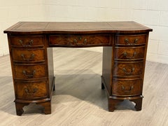Escritorio , Escritorio inglés pequeño con tapa de cuero labrado, frente de serpentina