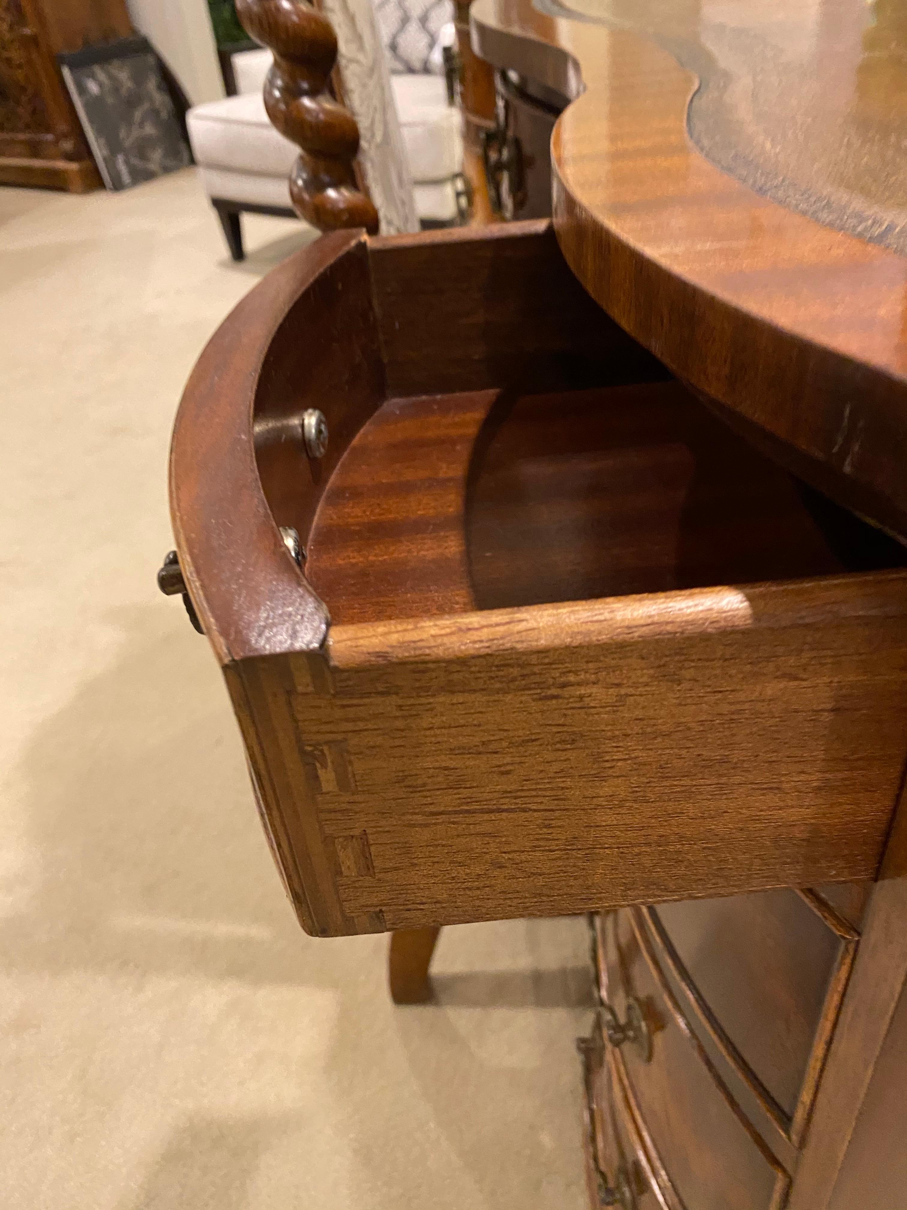 Desk , Small English Knee Hole Desk with Tooled Leather Top, Serpentine Front In Good Condition For Sale In Toronto, CA