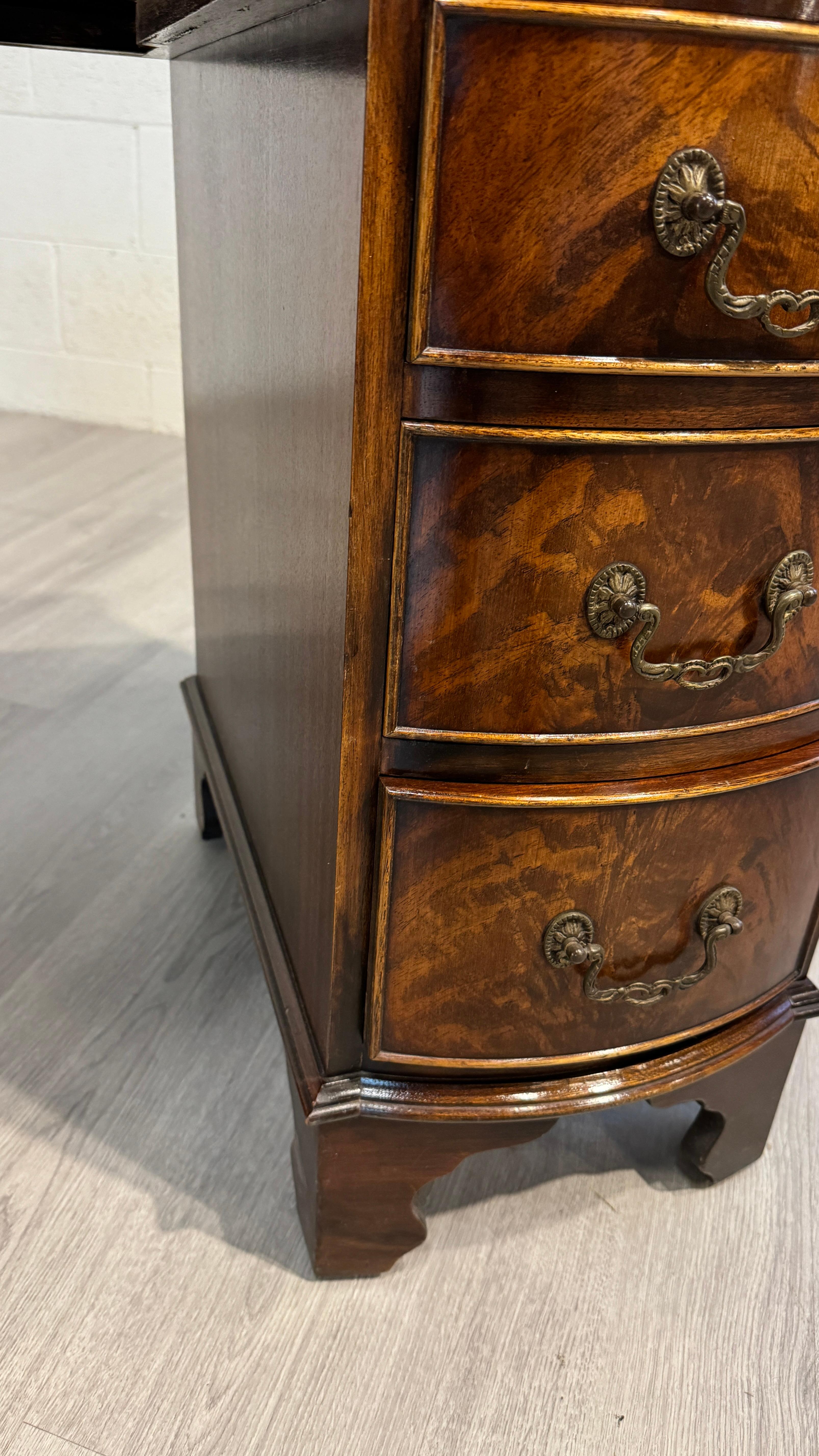 Schreibtisch, kleiner englischer kniehoher Schreibtisch mit bearbeiteter Lederplatte und Serpentinenfront im Angebot 1