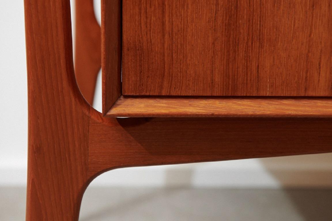 Elaborately restored: Desk Svend Aage Madsen, model 20, 1960s, for HP Hansen, Denmark , teak, curved multi-oiled tabletop with fall protection edge and cable outlet, 2x 4 drawers (lockable), display side with long height adjustable shelf and