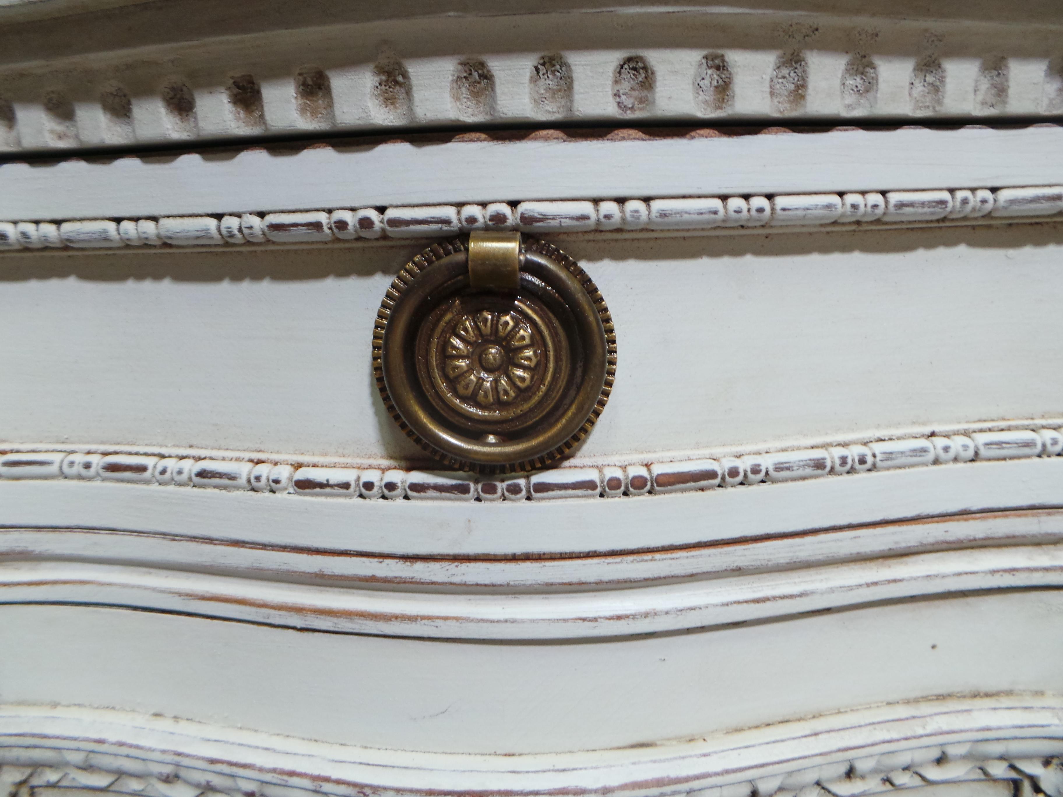 Dies ist eine einzigartige 2 Türen 3 Schubladen Schreibtisch schwedischen Gustavian Desk. der linke Schrank hat 3 Schubladen innen und der rechte Schrank hat 1 Schublade innen.
Es wurde restauriert und mit Milk Paints 