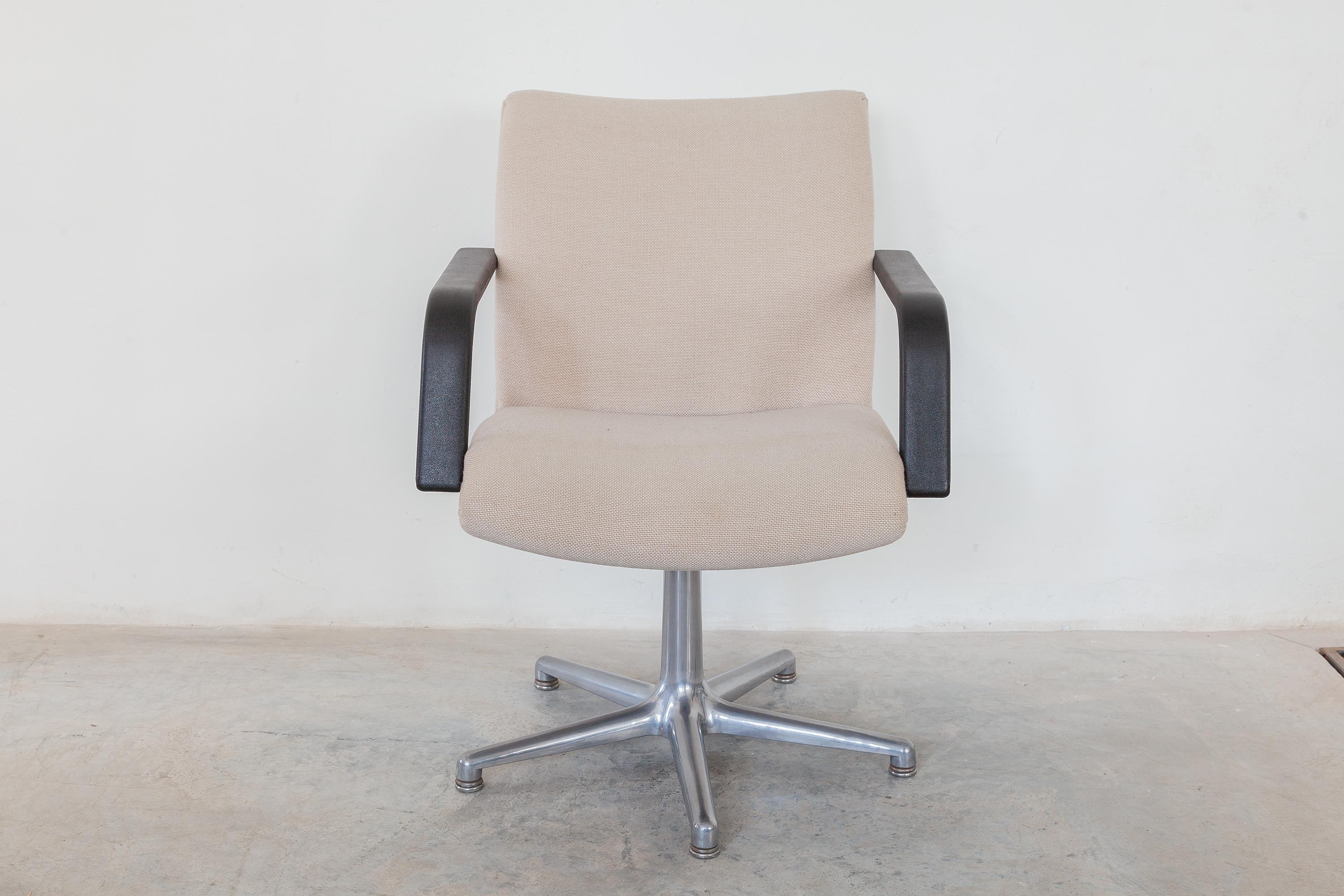 Iconic 1970s design vintage office chairs by Artifort, Netherlands, 1970s. Original oatmeal colored wool upholstery. Chrome swivel base with black leather arm rests.
Dimensions: 64 W x 87 H x 55 D cm Seat: 43 cm-47cm high.
