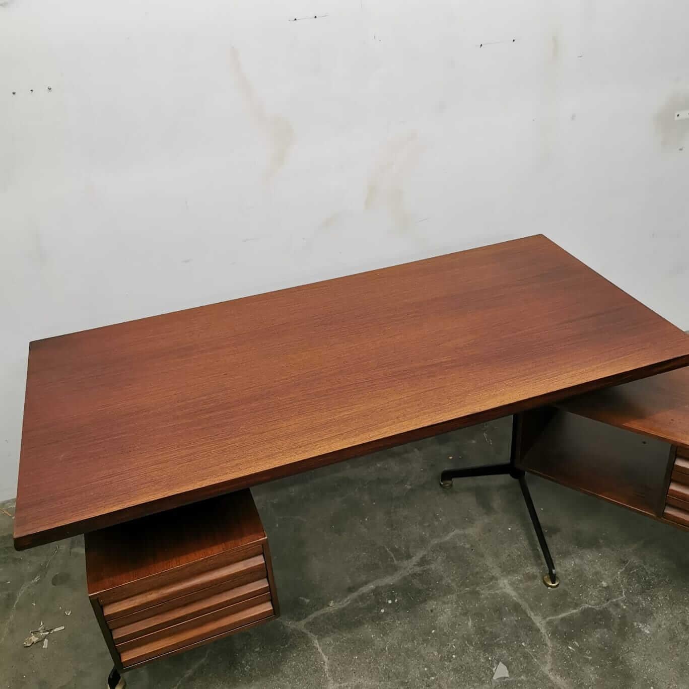 Desk made of rosewood, steel, polished aluminum, interchangeable drawers applied to the frame. Designed by Osvaldo Borsani, style mod erno Italian style, this desk is large and multifunctional, a well thought out object perfect for those looking for
