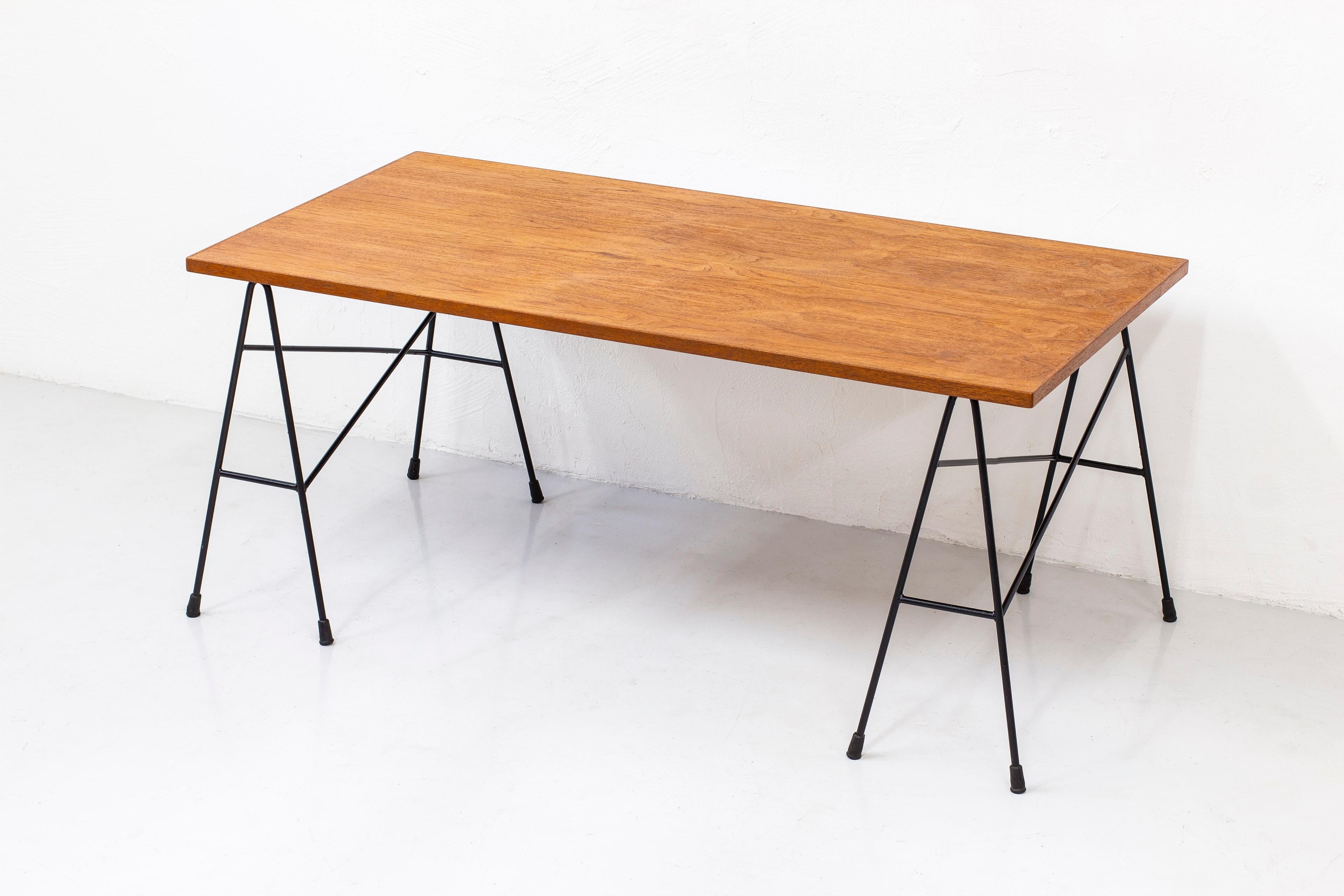 Scandinave moderne Bureau / table de bureau de Bengt Johan Gullberg, métal et teck, Suède, années 1950 en vente