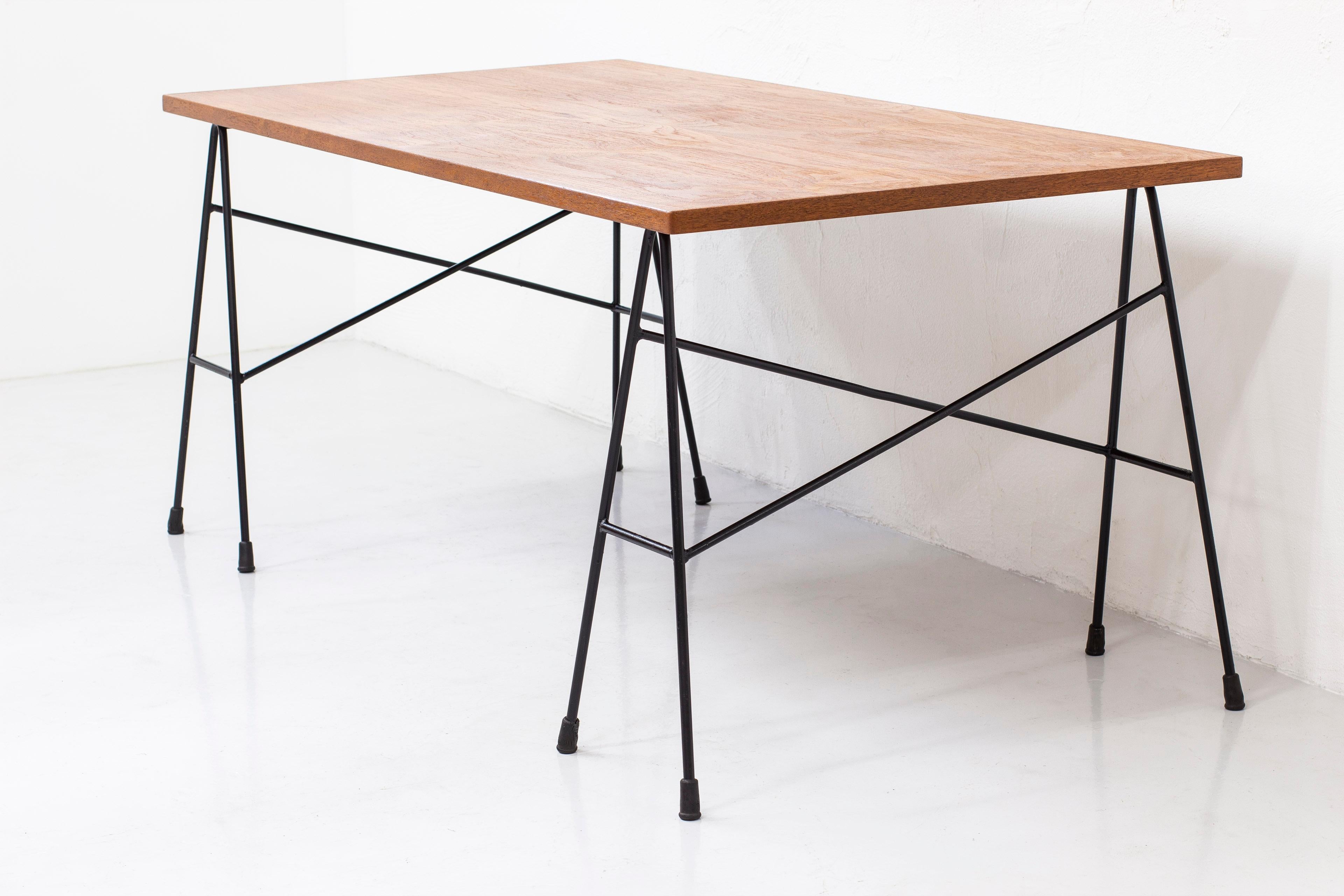 Schreibtisch /Table von Bengt Johan Gullberg, Metall und Teakholz, Schweden, 1950er Jahre (Schwedisch) im Angebot