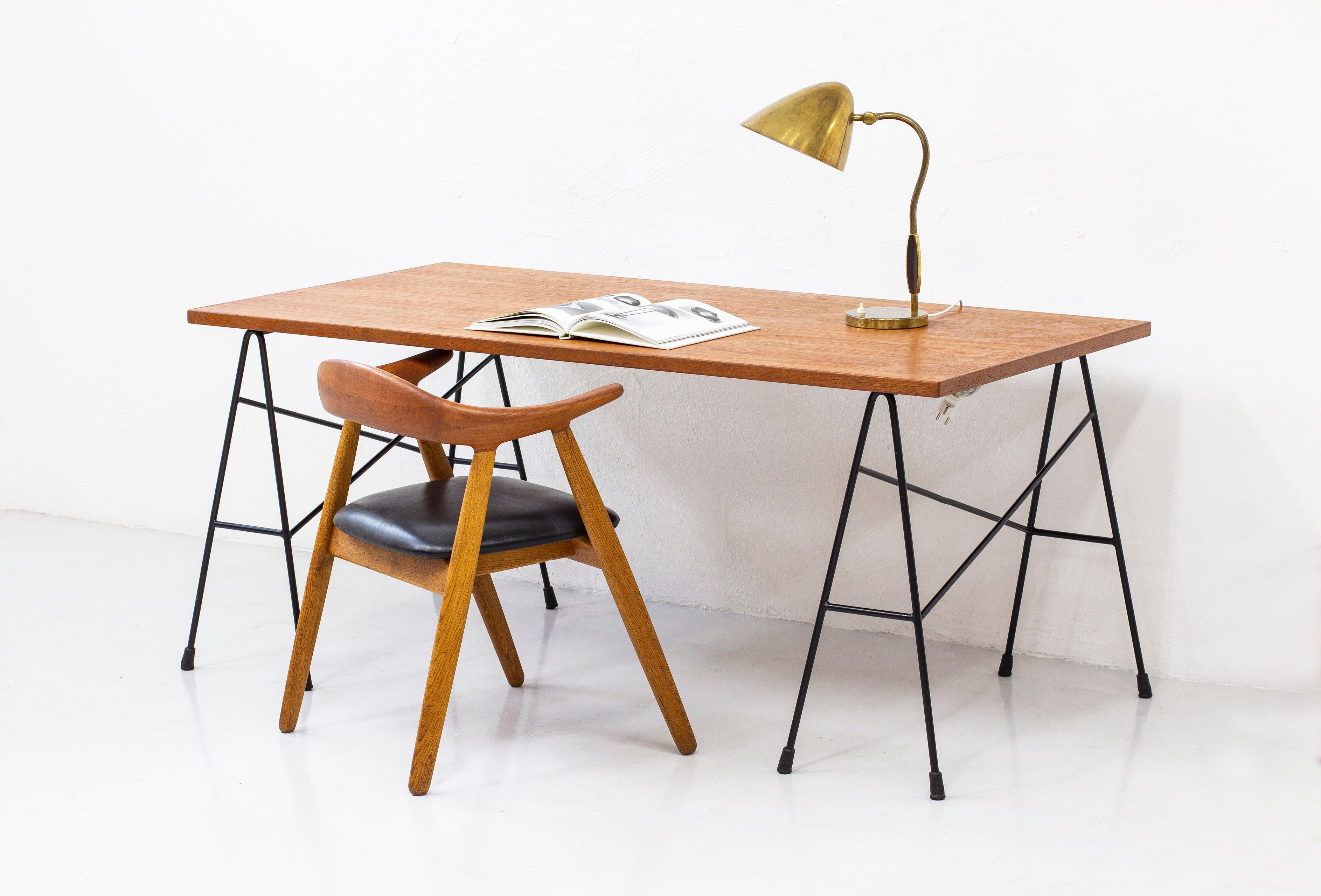 Schreibtisch /Table von Bengt Johan Gullberg, Metall und Teakholz, Schweden, 1950er Jahre (Geölt) im Angebot