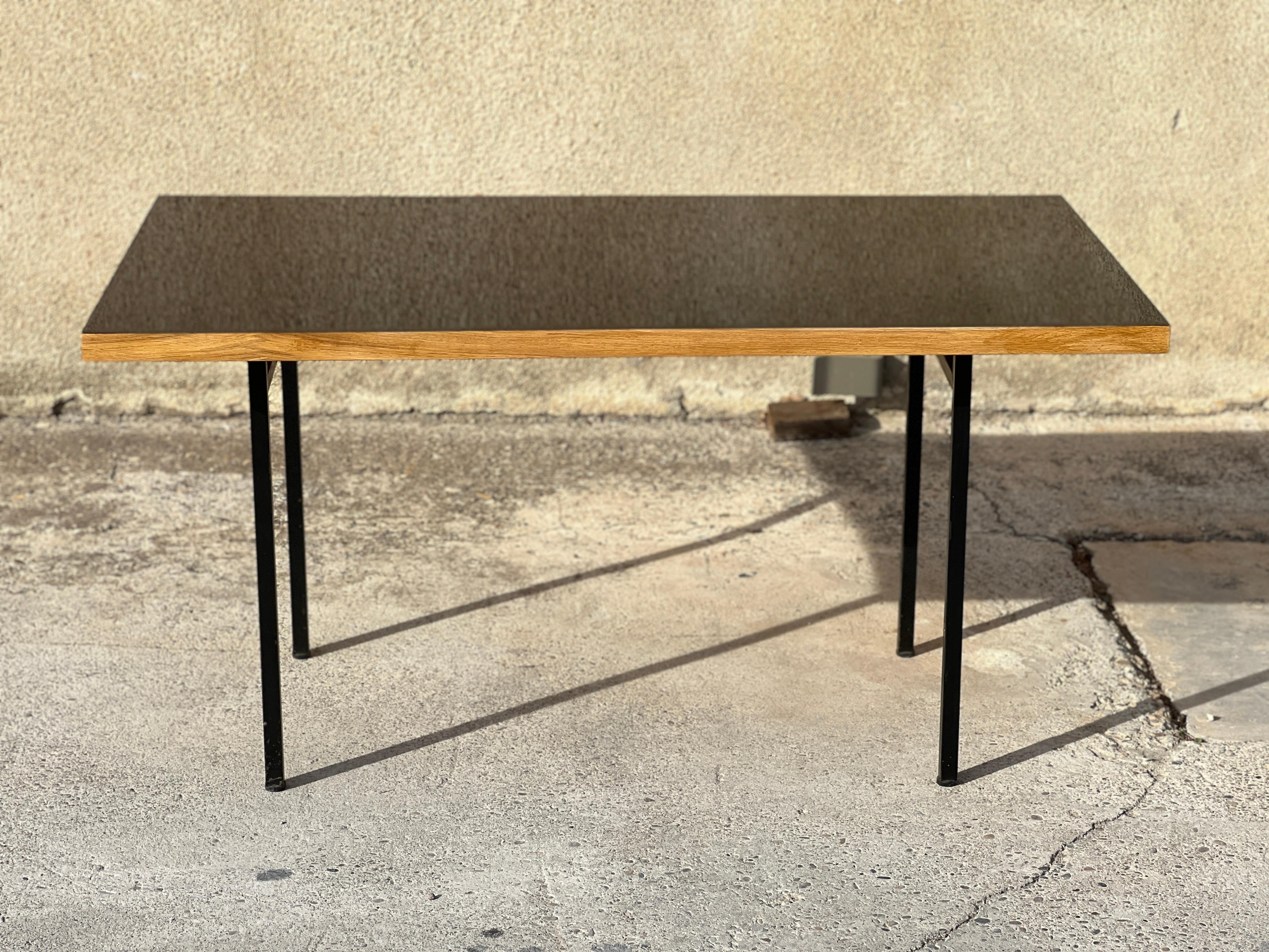 Florence Knoll table/desk. Structure in black lacquered metal and blond wood. Top completely restored with a glossy black formica veneer and edges of the wooden top.
