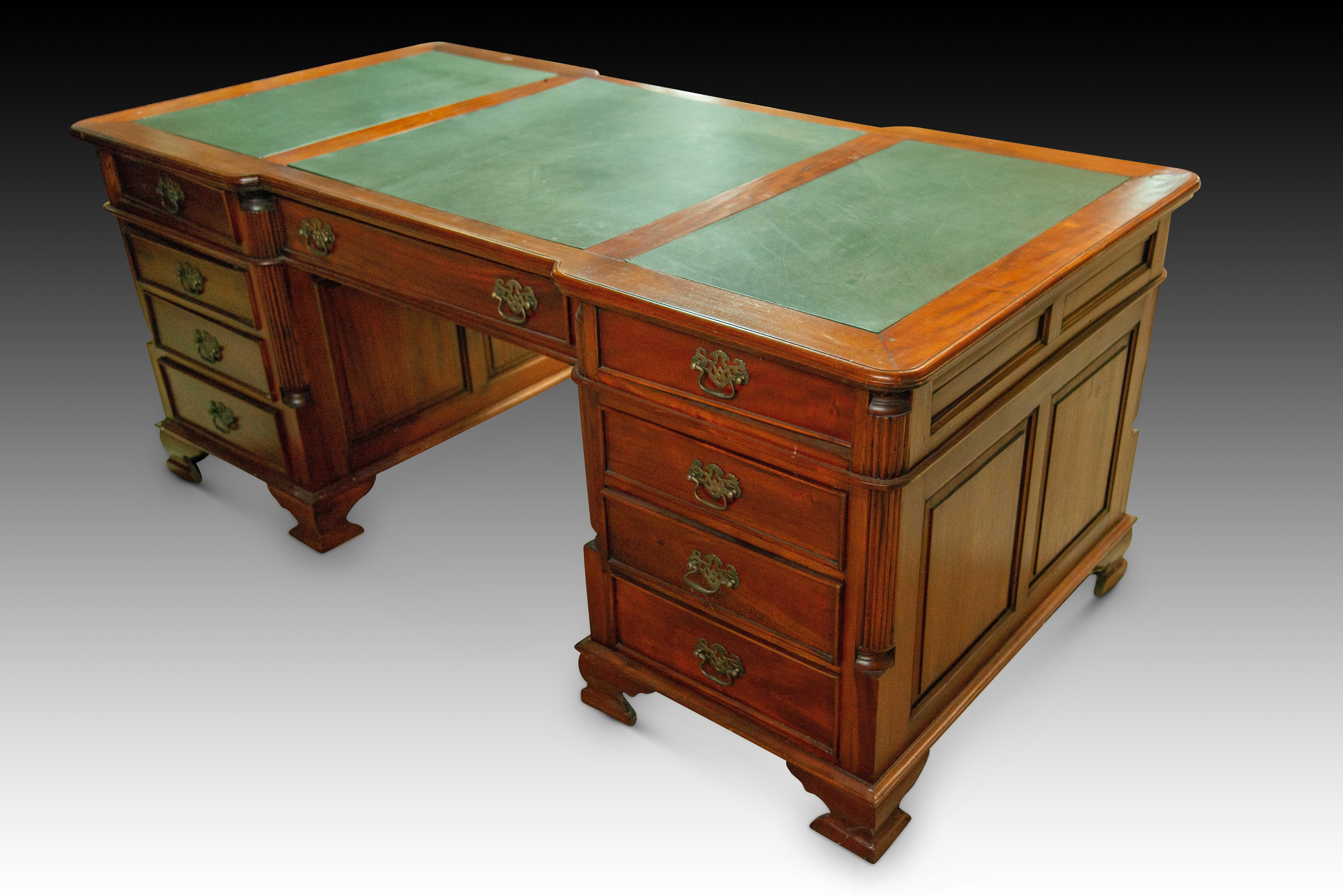  Table de bureau. Suivant les vieux modèles. 
Bureau avec un plateau rectangulaire divisé en trois zones par trois textiles, avec quatre tiroirs de chaque côté (dans les structures sur pieds) et un autre au centre, avec des poignées en métal