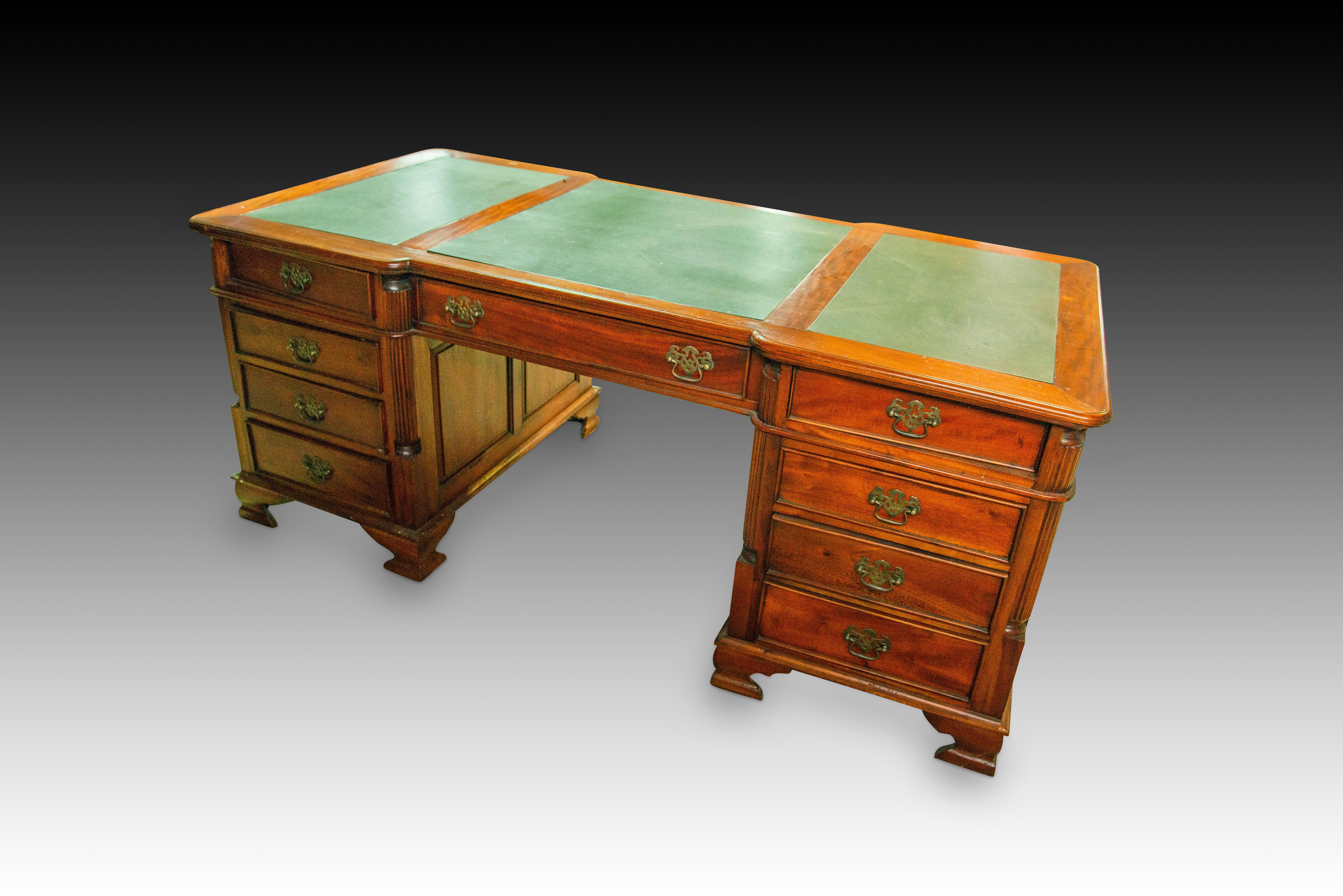 Autre Table de bureau. Suivant les vieux modèles. en vente