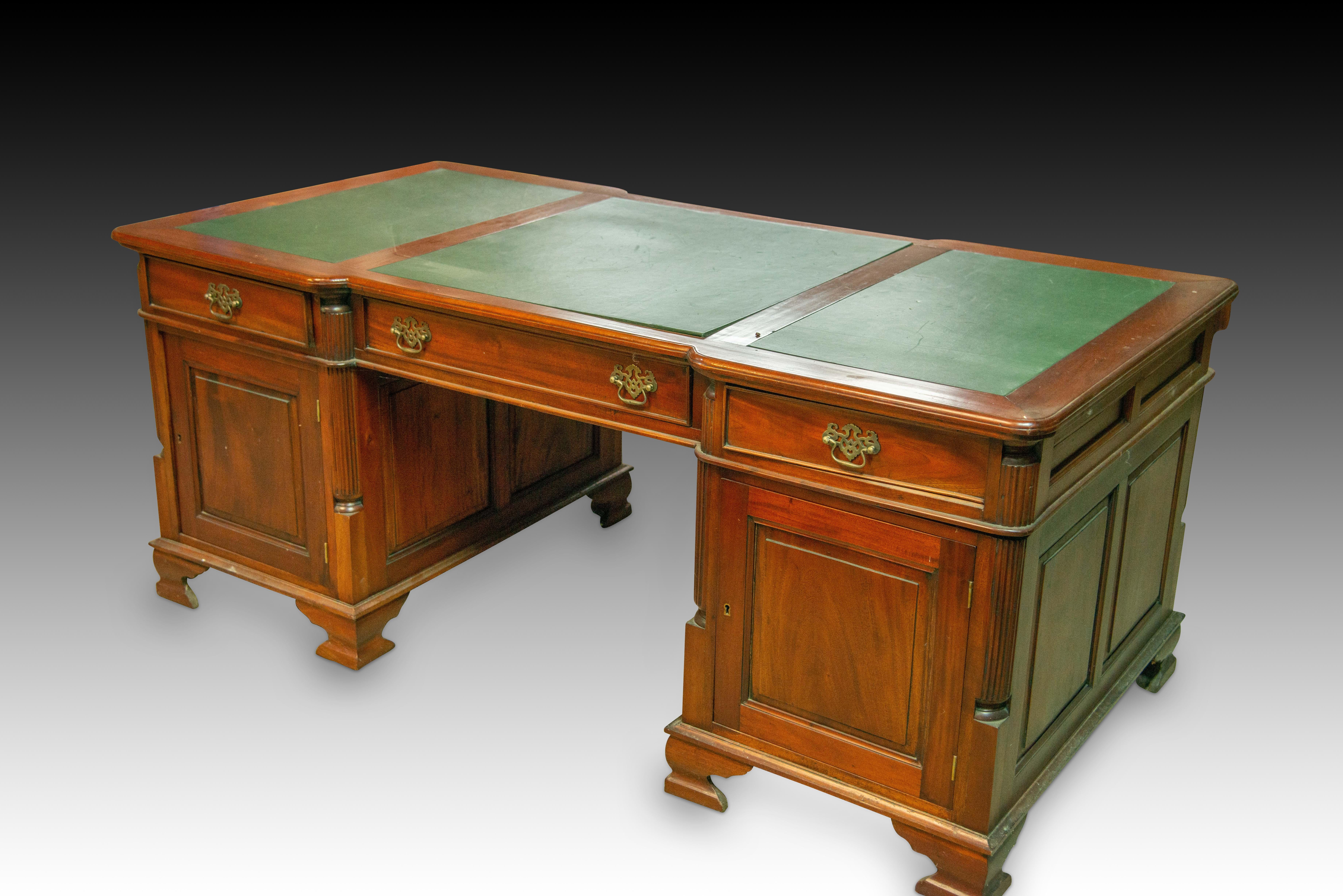Européen Table de bureau. Suivant les vieux modèles. en vente