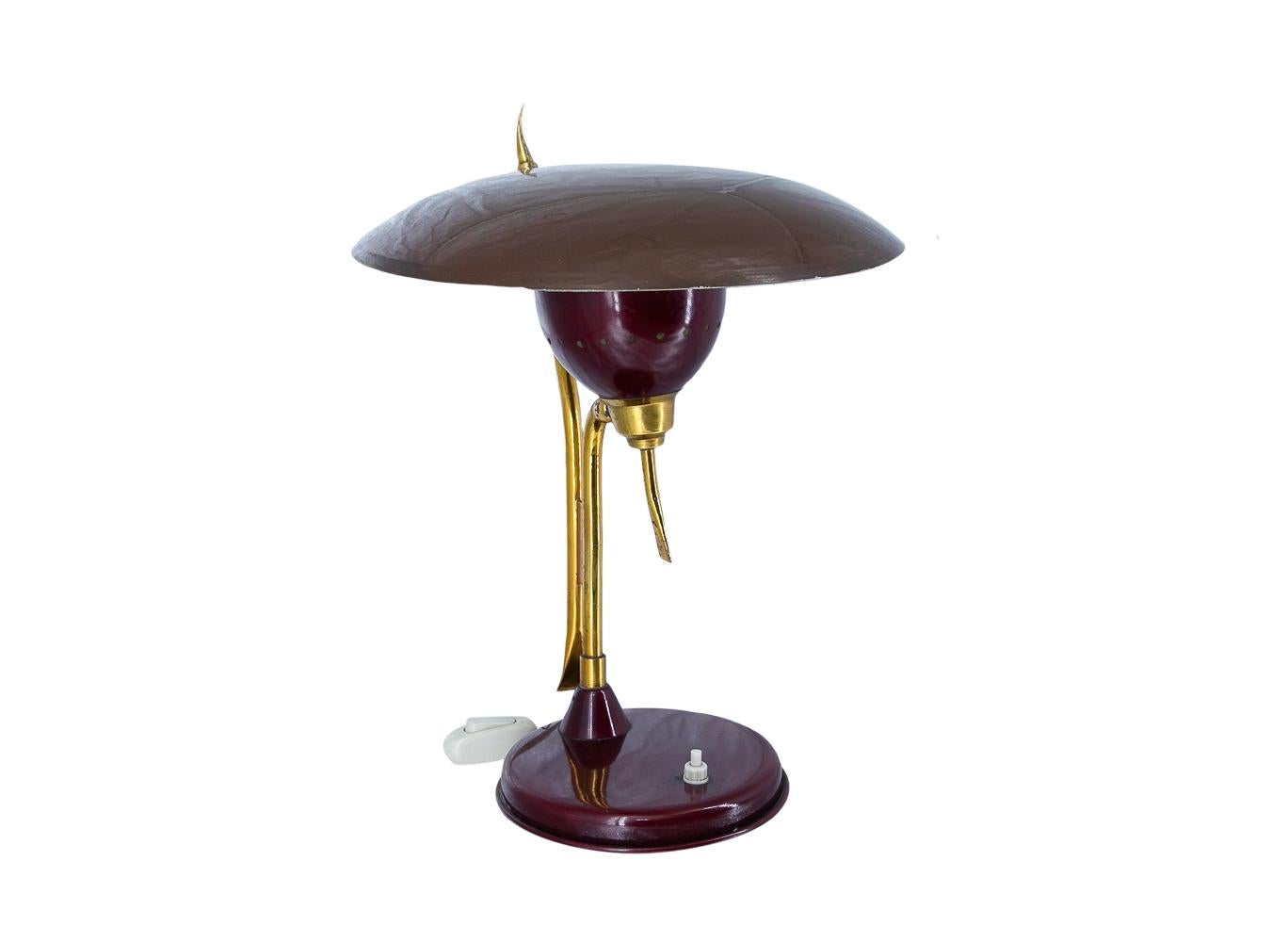 Lampada progettata dal famoso designer Oscar Torlasco, vincitore del Compasso d'oro nel 1959.
Lampada da tavolo e da scrivania, colore vino con paralume reclinabile.
Realizzato in Italia intorno agli anni '50, 1950-1959 dalla famosa azienda