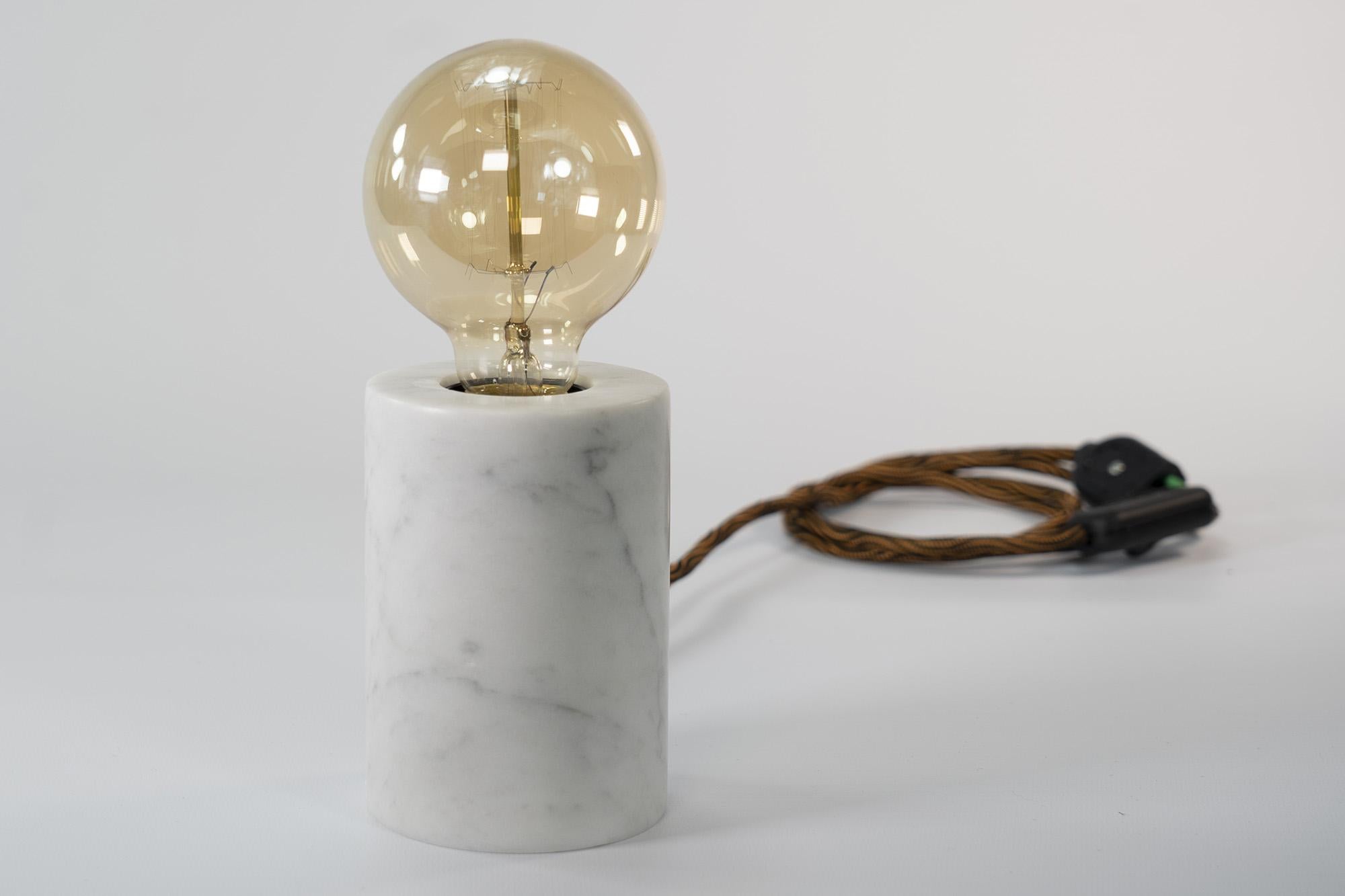 Carrara Home Design, Schreibtisch-Tischlampe aus weißem Carrara-Marmor (Moderne) im Angebot
