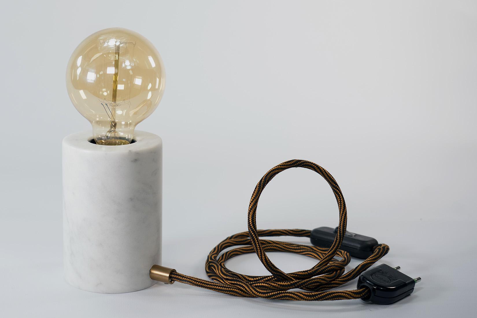 Carrara Home Design, Schreibtisch-Tischlampe aus weißem Carrara-Marmor (Handgefertigt) im Angebot