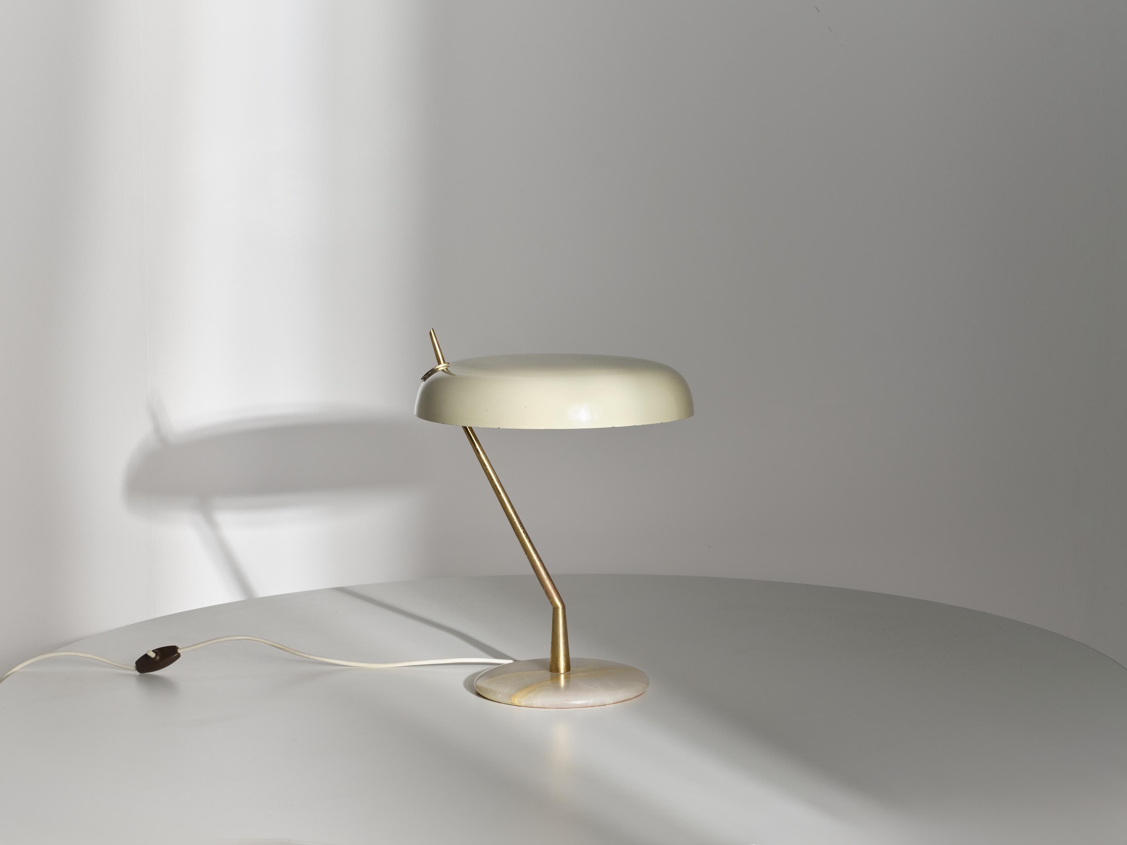 Una lámpara de escritorio, Italia, años sesenta.   En buen estado original de época, con sólo algunos signos muy leves de envejecimiento y uso.   Se vende tal cual, en condiciones de funcionamiento, pero se recomienda recablear antes de usarla.  