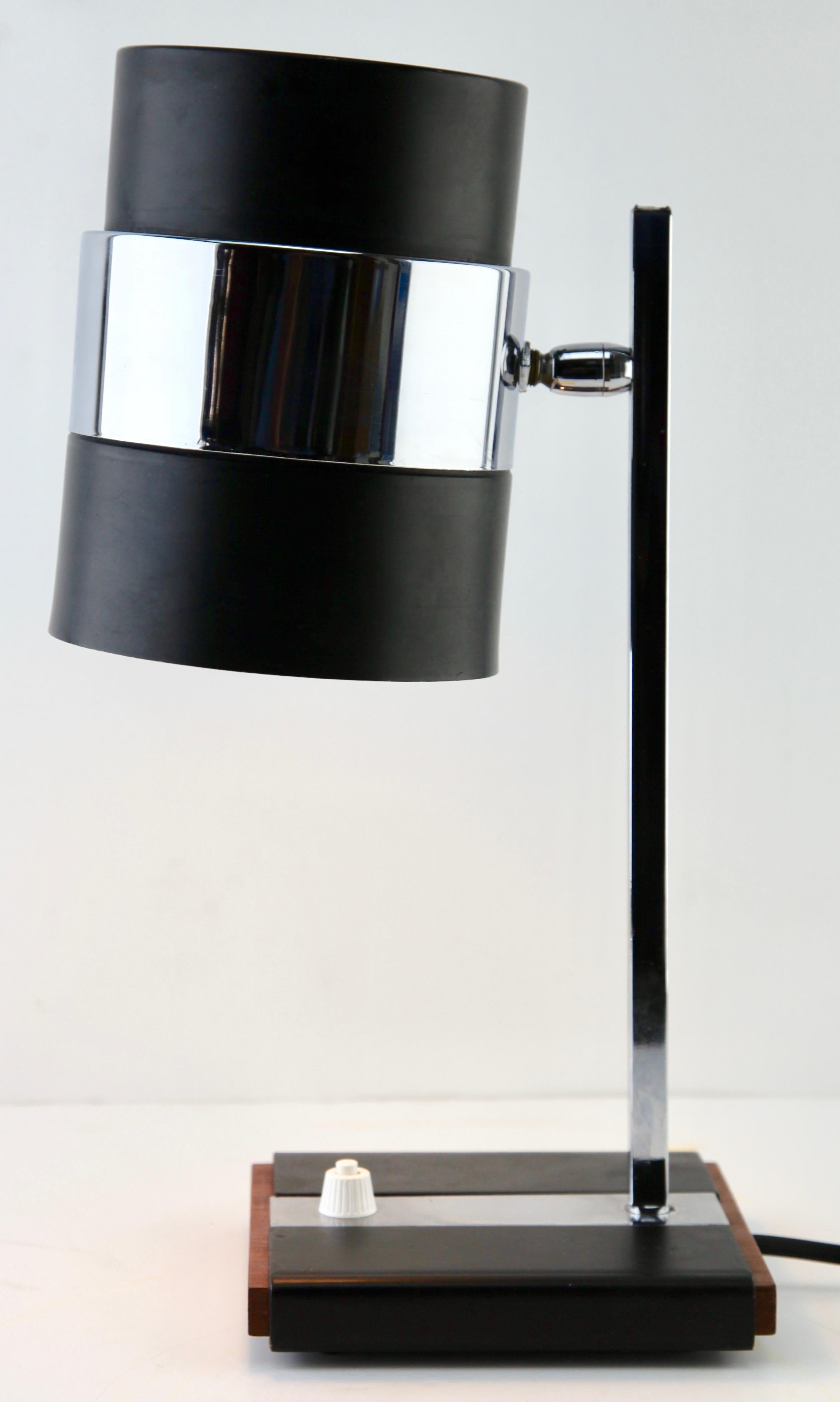 Art déco Lampe de bureau / lampe de table avec abat-jour flexible en métal et support chromé, base avec détails en bois en vente
