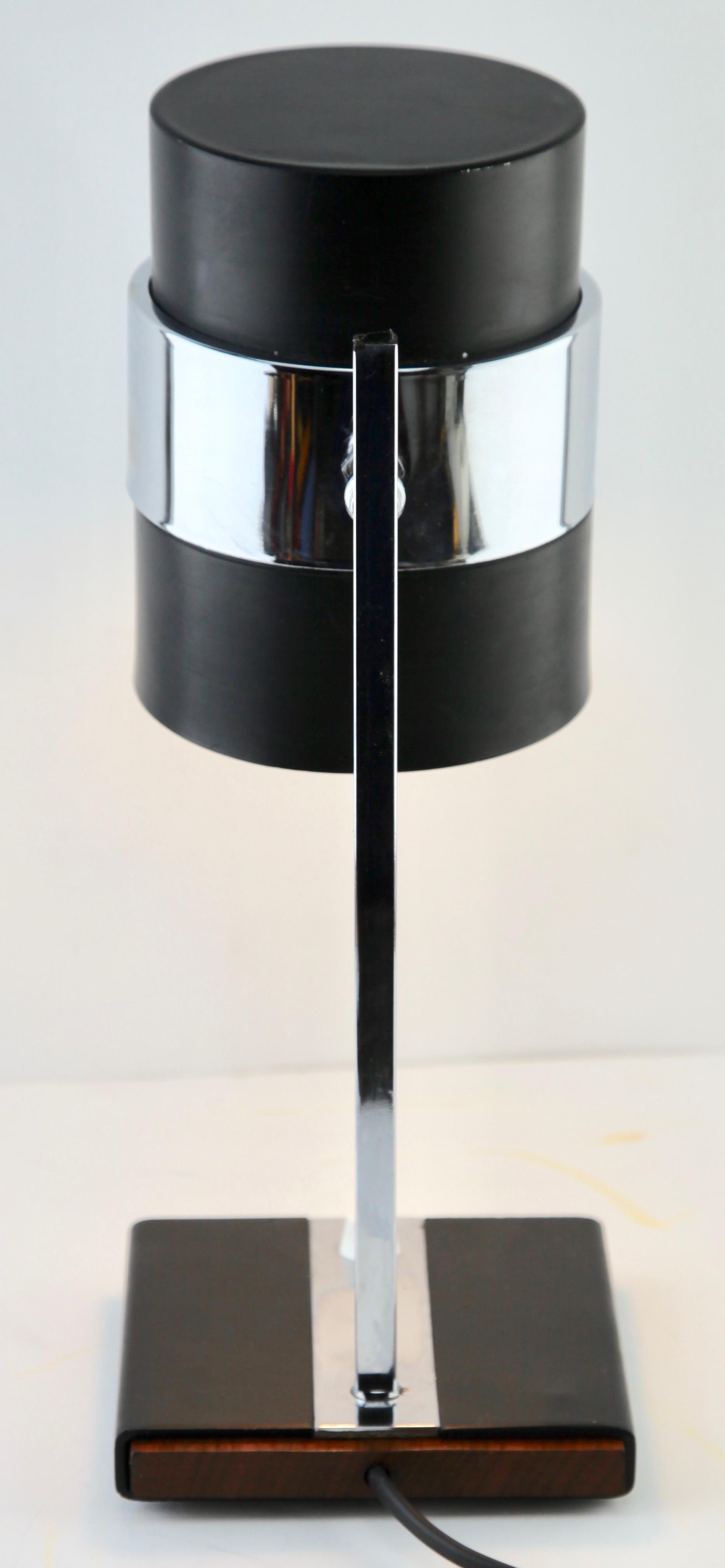 Lampe de bureau / lampe de table avec abat-jour flexible en métal et support chromé, base avec détails en bois Bon état - En vente à Verviers, BE
