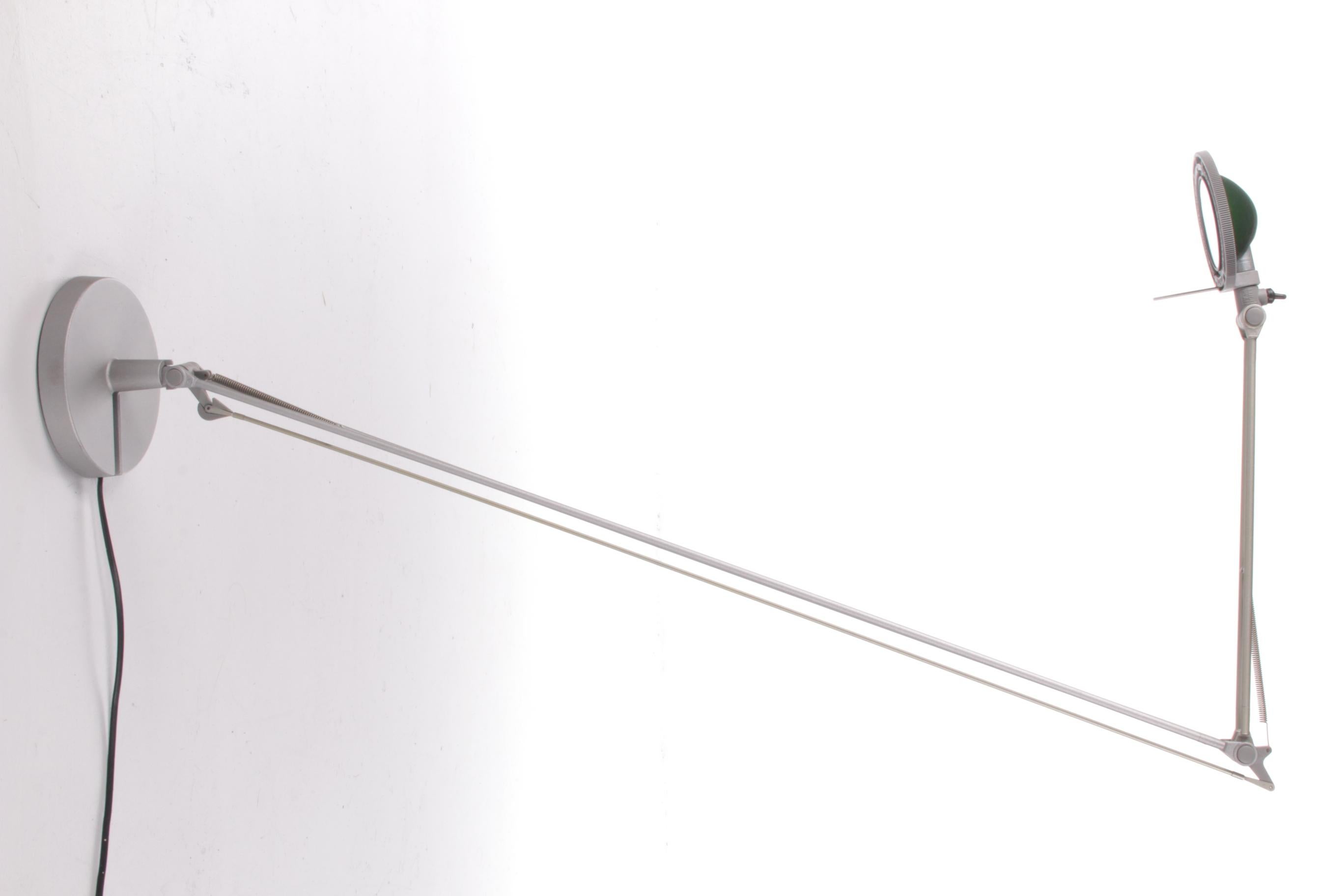 

Schreibtisch-Tischlampe Modell Berenice, hergestellt von luce plan. Die Tischleuchte Luceplan Berenice ist eine kompakte und schlanke Leuchte. Vielseitig einsetzbar durch die bewegliche Armkonstruktion. Die Berenice steht fest und kann problemlos