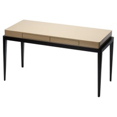 Schreibtisch, TARA von Reda Amalou, 2019, Beigefarbene Lackplatte, Nussbaum, 140 cm