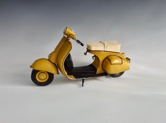 Schreibtischplatte aus Zinn, Volkskunst-Skulptur eines italienischen Lammretta- oder Vespa- Scooter