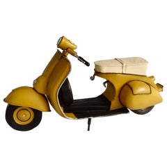 Sculpture d'artisanat pour bureau en étain représentant une Lambretta ou une Vespa italienne