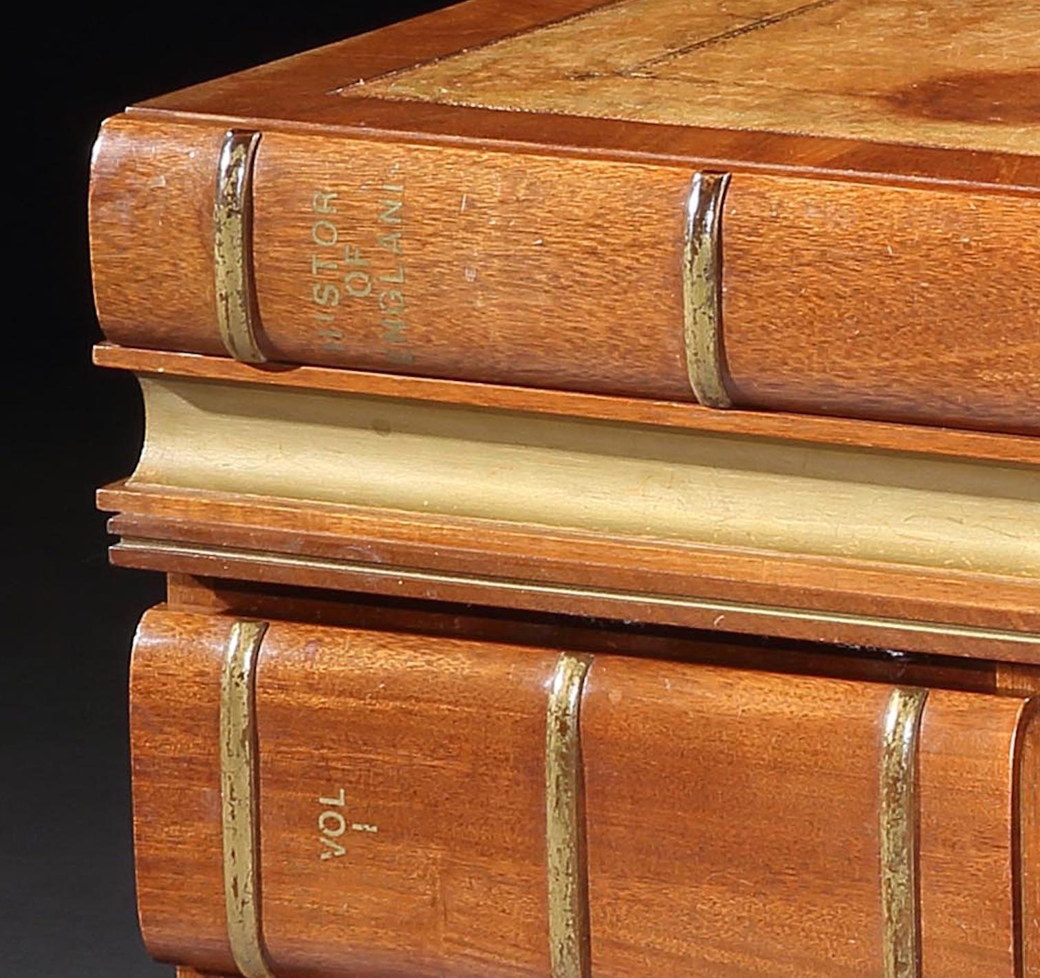 Schreibtisch:: Vintage:: Mahagoni:: Vergoldung:: Schubladen in Buchrückenform:: Geschichte von England (Postmoderne) im Angebot