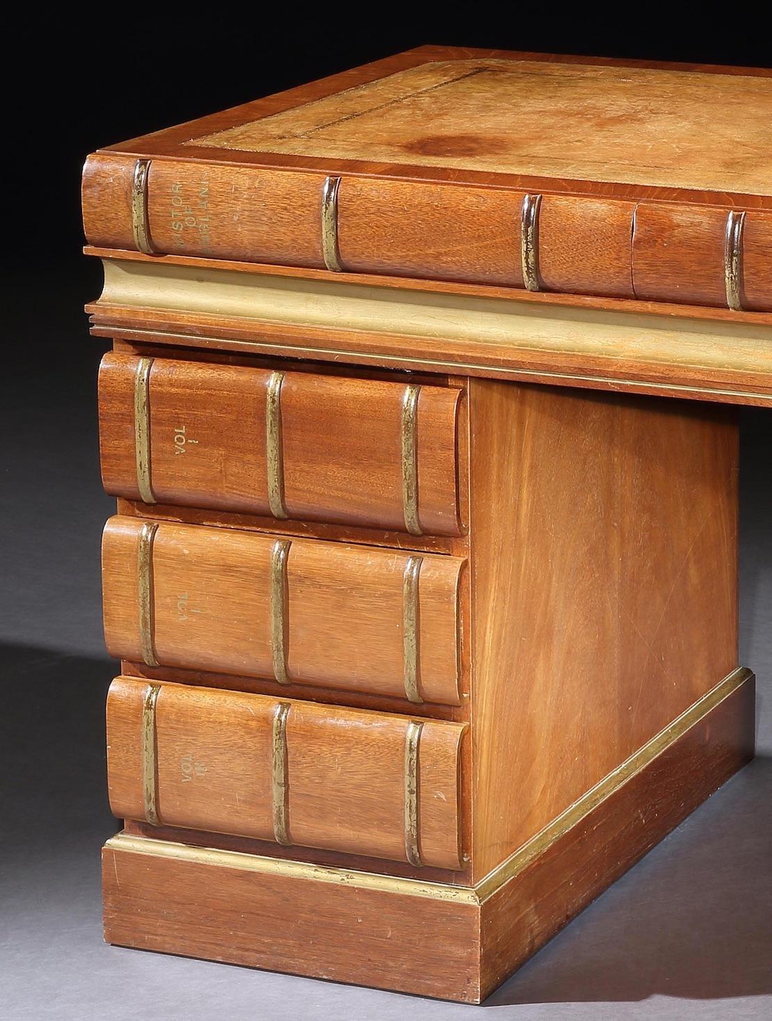 Schreibtisch:: Vintage:: Mahagoni:: Vergoldung:: Schubladen in Buchrückenform:: Geschichte von England (Englisch) im Angebot