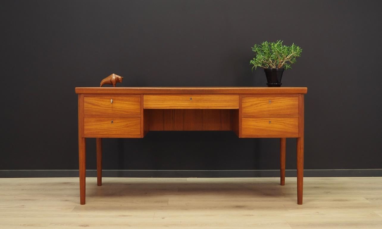 Phenomenal desk from the 1960s-1970s, Danish design - Minimalist form, attention to detail, excellent workmanship. Desk finished with teak veneer. The furniture has five drawers and a shelf for books at the back. Key included. Maintained in good