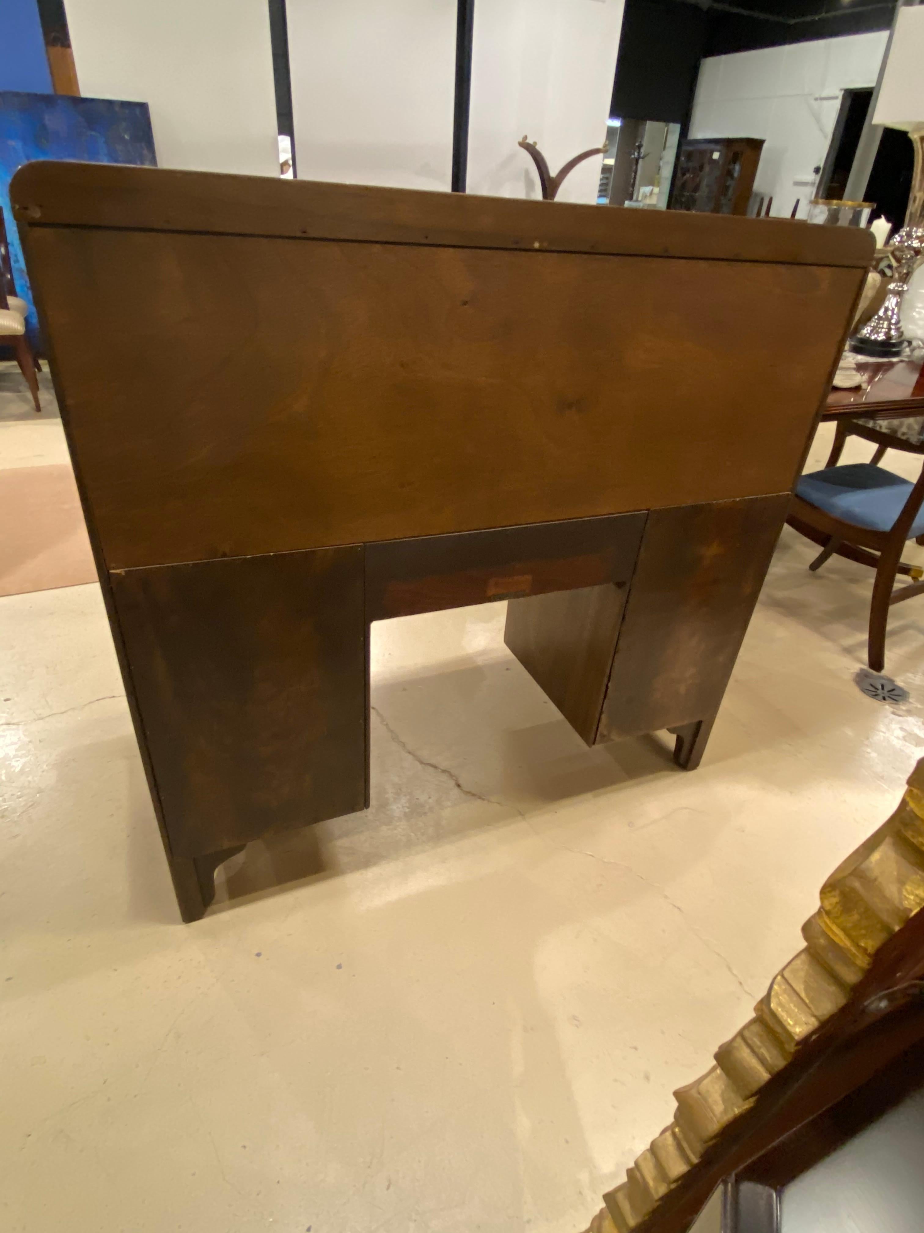 Schreibtisch aus Nussbaumholz im Art nouveau-Stil mit Messingbeschlägen, Innenausstattung mit Messingakzenten im Angebot 6