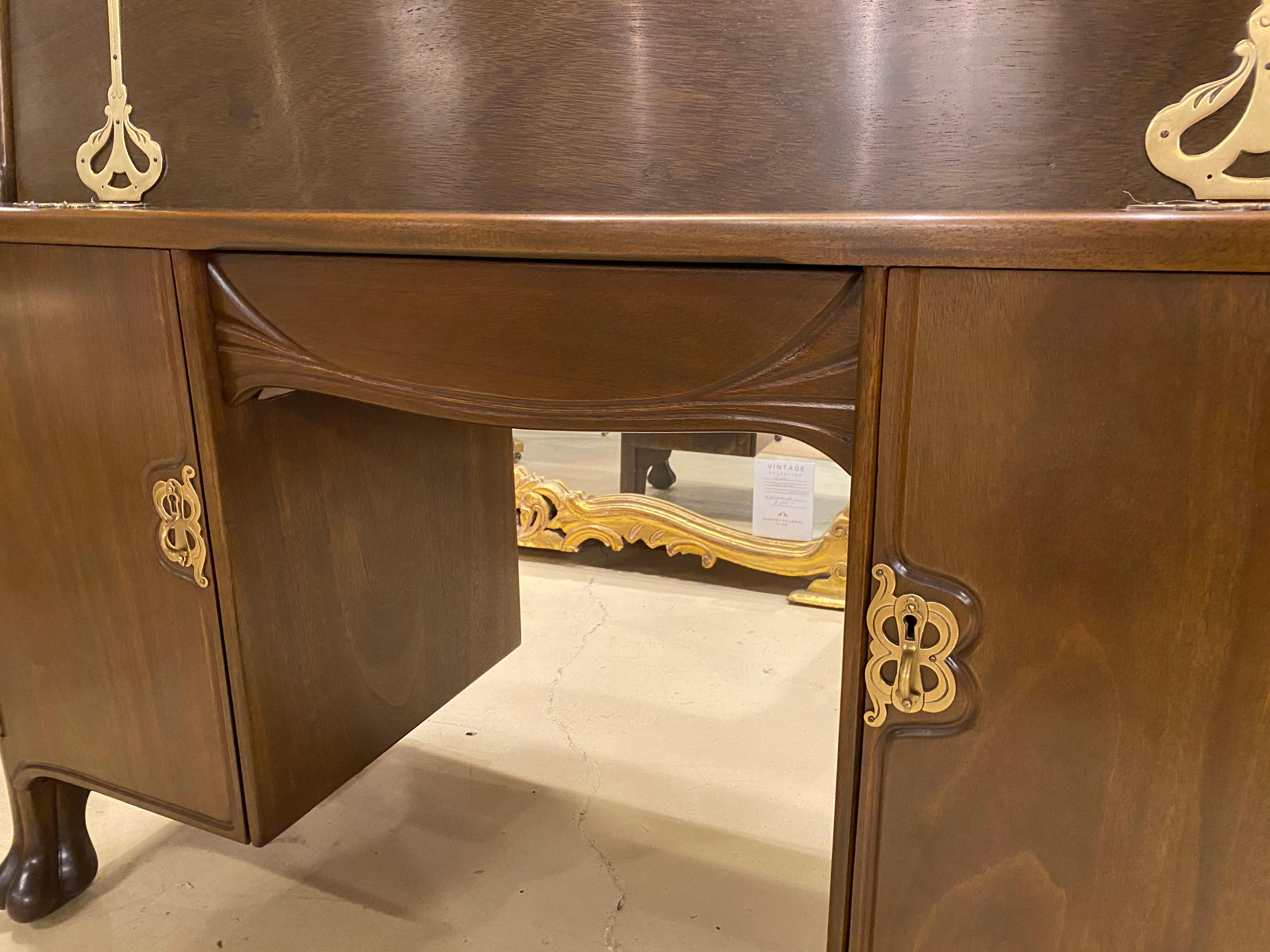 Schreibtisch aus Nussbaumholz im Art nouveau-Stil mit Messingbeschlägen, Innenausstattung mit Messingakzenten im Angebot 8