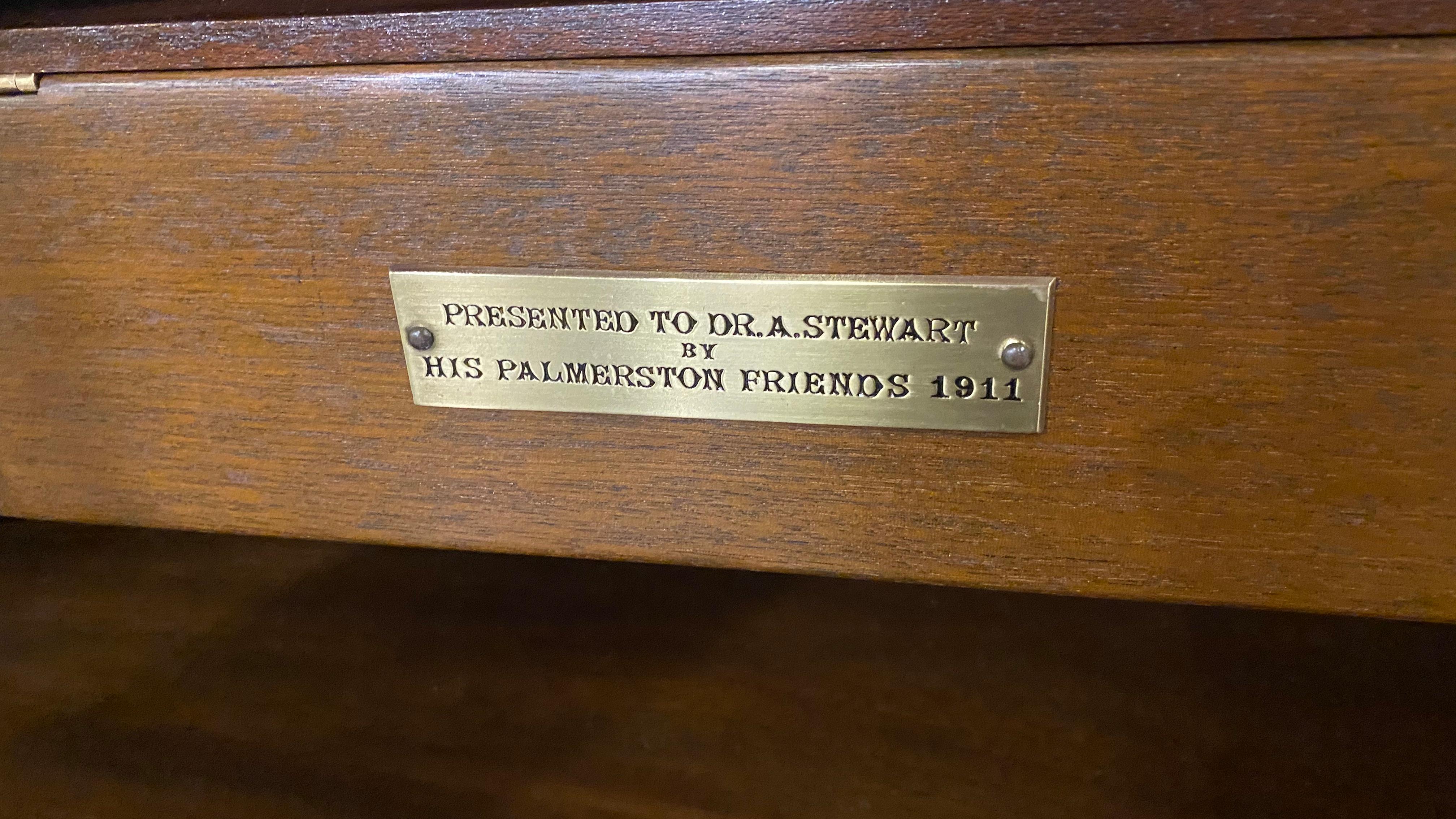 Schreibtisch aus Nussbaumholz im Art nouveau-Stil mit Messingbeschlägen, Innenausstattung mit Messingakzenten im Zustand „Gut“ im Angebot in Toronto, CA
