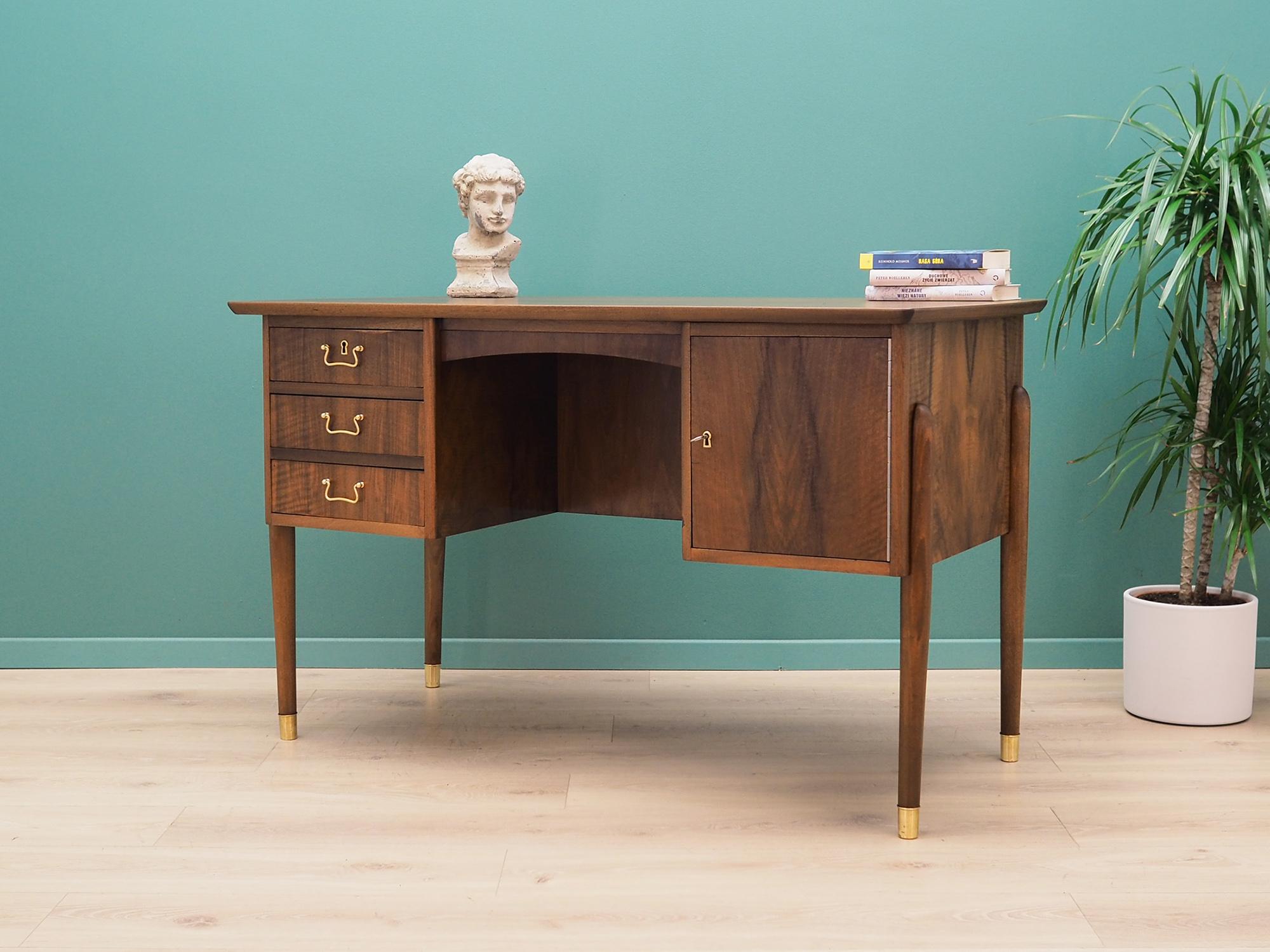 Desk Walnut, Danish Design, 1970s In Good Condition In Szczecin, Zachodniopomorskie