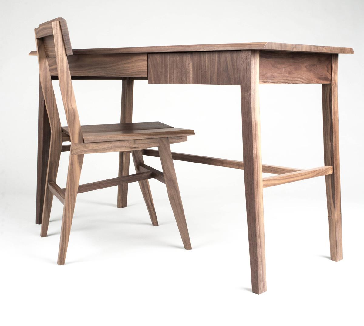 Moderner Rift-Schreibtisch aus Hartholz. Unsere Schreibtisch-Stuhl-Kombination ist nach wie vor das beliebteste Paar, das wir herstellen. Zeitlose Linien und dezente Verjüngungen machen diesen Schreibtisch zu einem Schmuckstück für jedes Heimbüro.