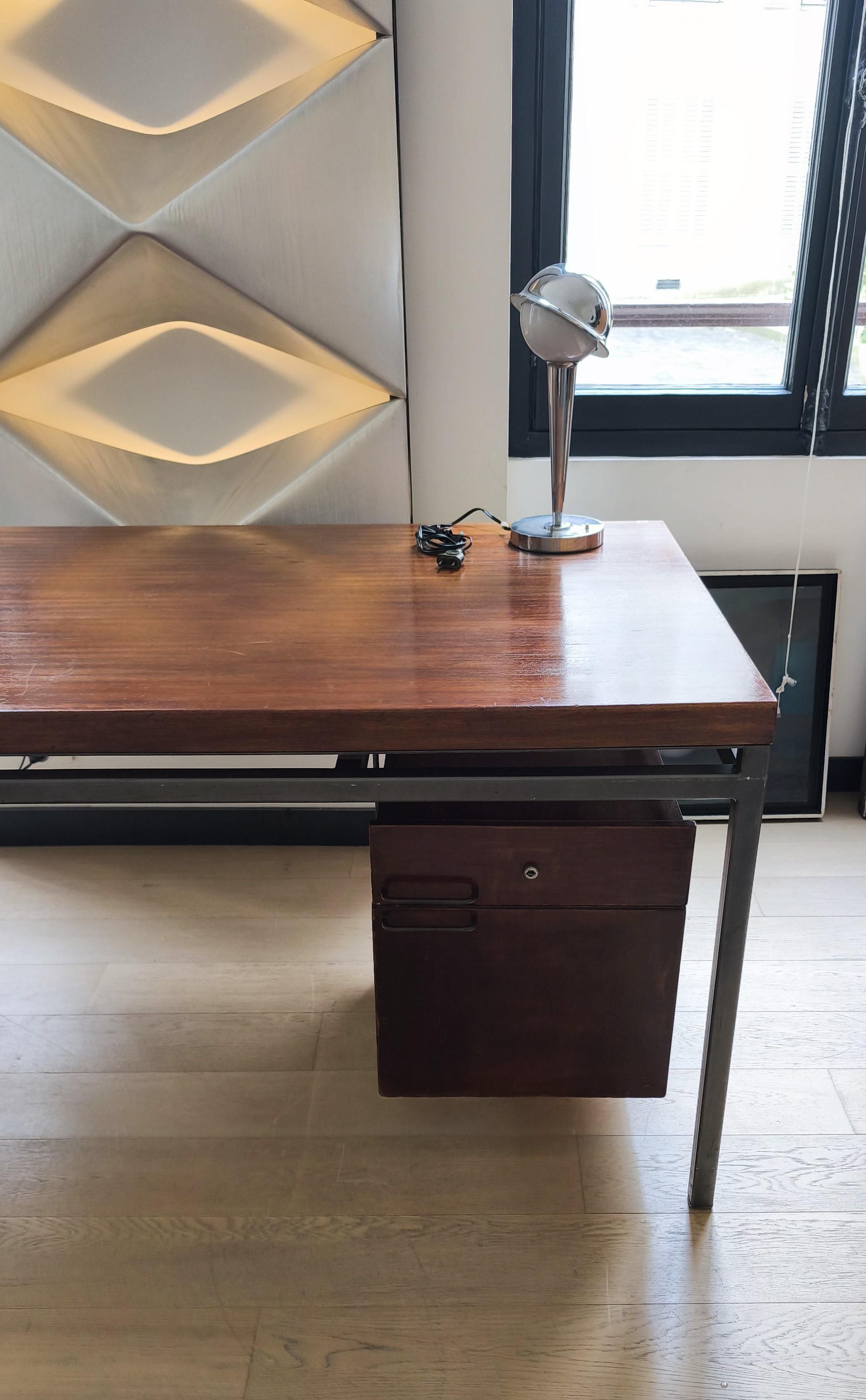 Bureau avec piédestal Georges Frydman pour EFA, années 1960, placage de bois de rose et métal en vente 4