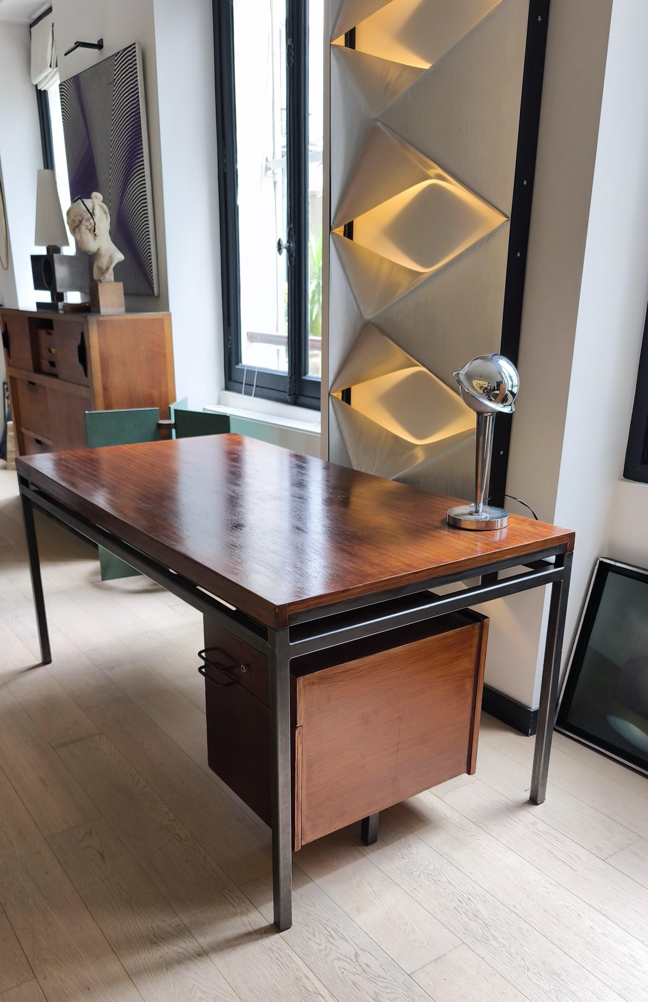Français Bureau avec piédestal Georges Frydman pour EFA, années 1960, placage de bois de rose et métal en vente