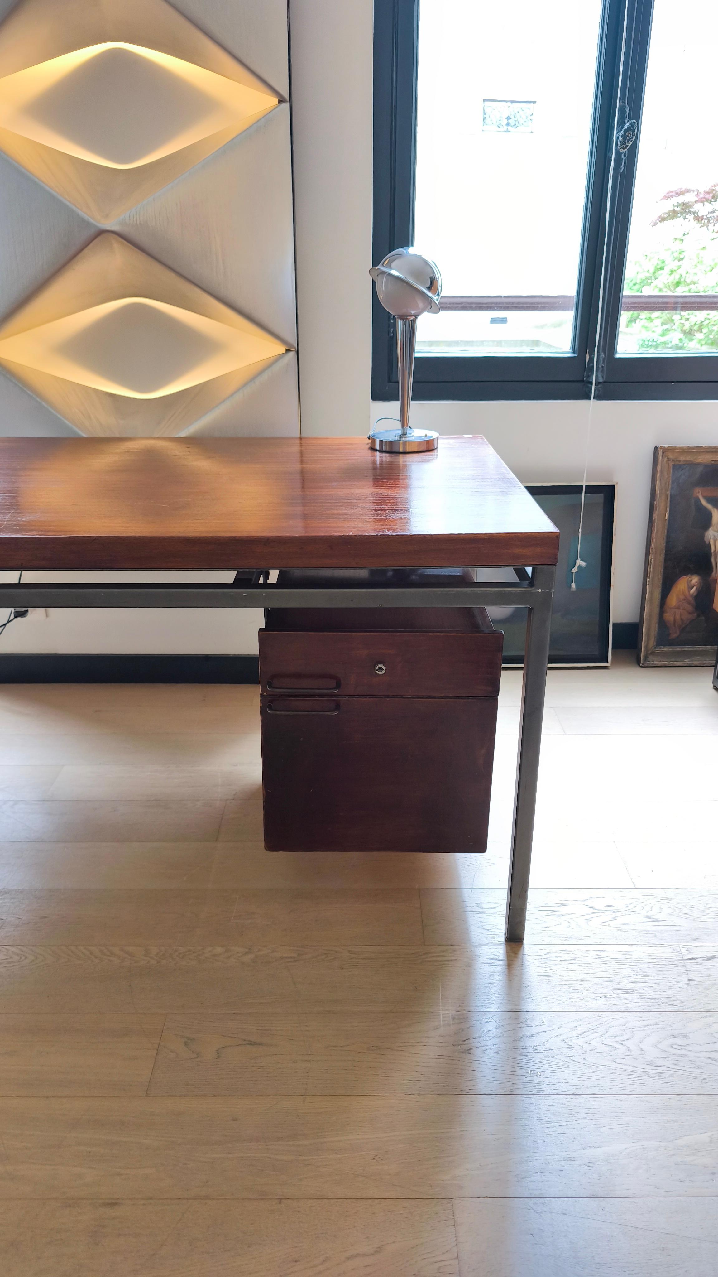 Bureau avec piédestal Georges Frydman pour EFA, années 1960, placage de bois de rose et métal Bon état - En vente à Paris, FR