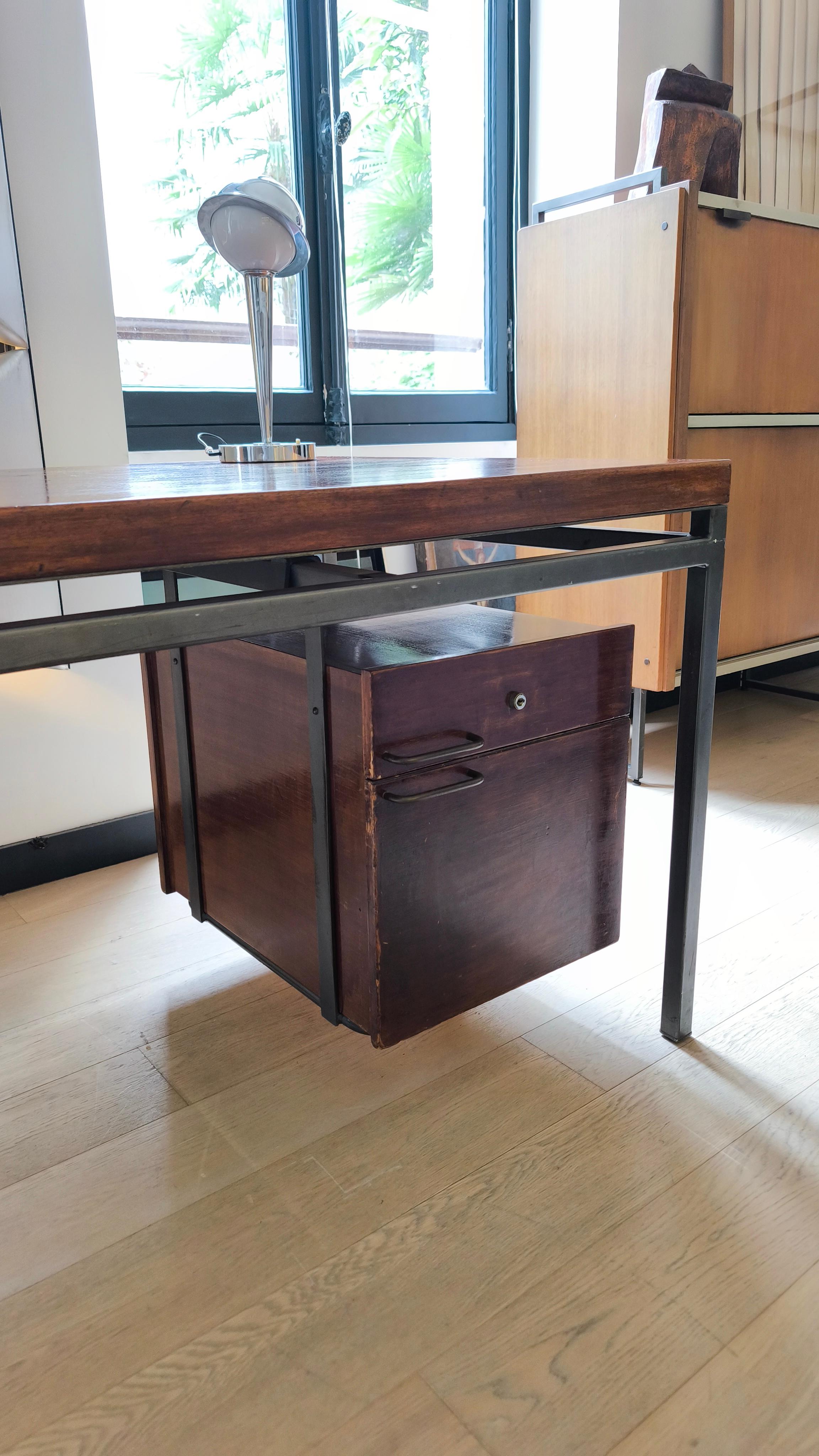 Métal Bureau avec piédestal Georges Frydman pour EFA, années 1960, placage de bois de rose et métal en vente