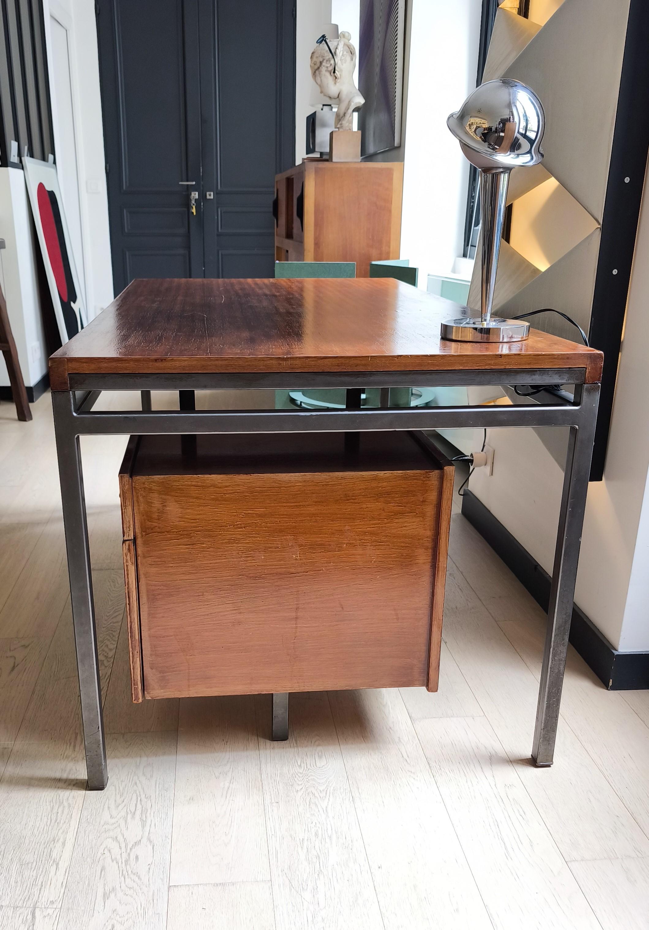 Bureau avec piédestal Georges Frydman pour EFA, années 1960, placage de bois de rose et métal en vente 1