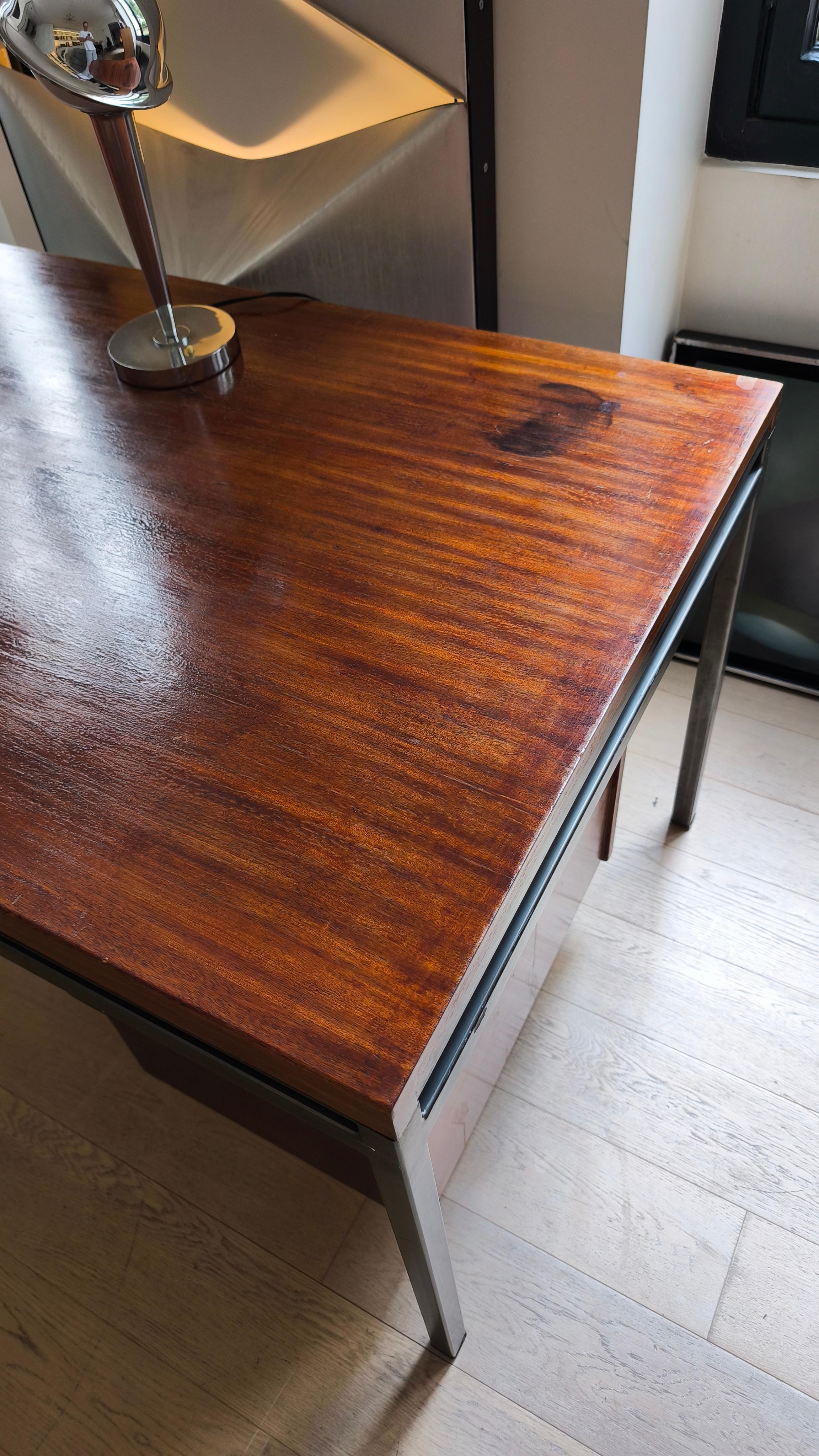 Bureau avec piédestal Georges Frydman pour EFA, années 1960, placage de bois de rose et métal en vente 3