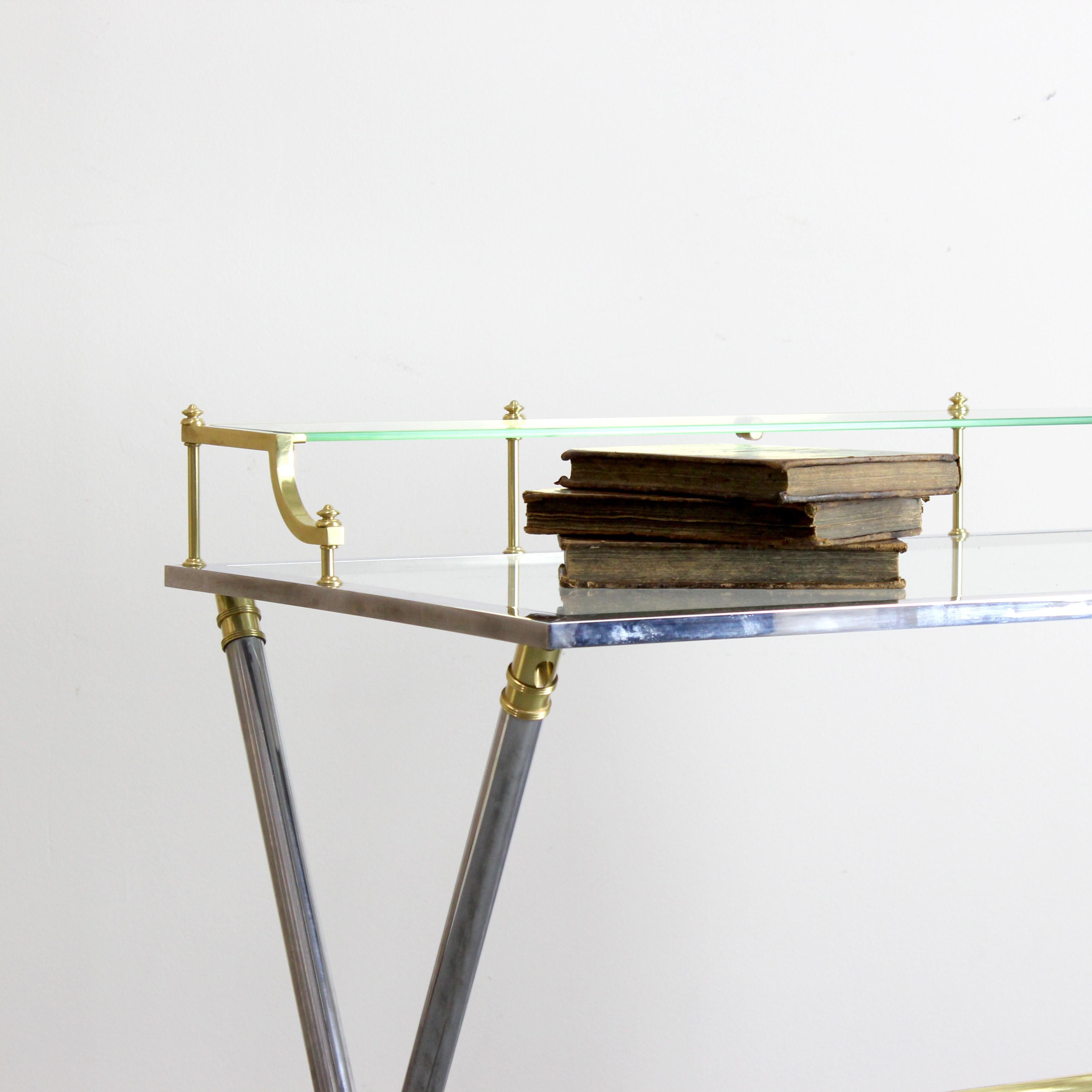 Desk with chrome-plated steel frame and gilt-plated brass details, glass top In condizioni buone in vendita a Madrid, España