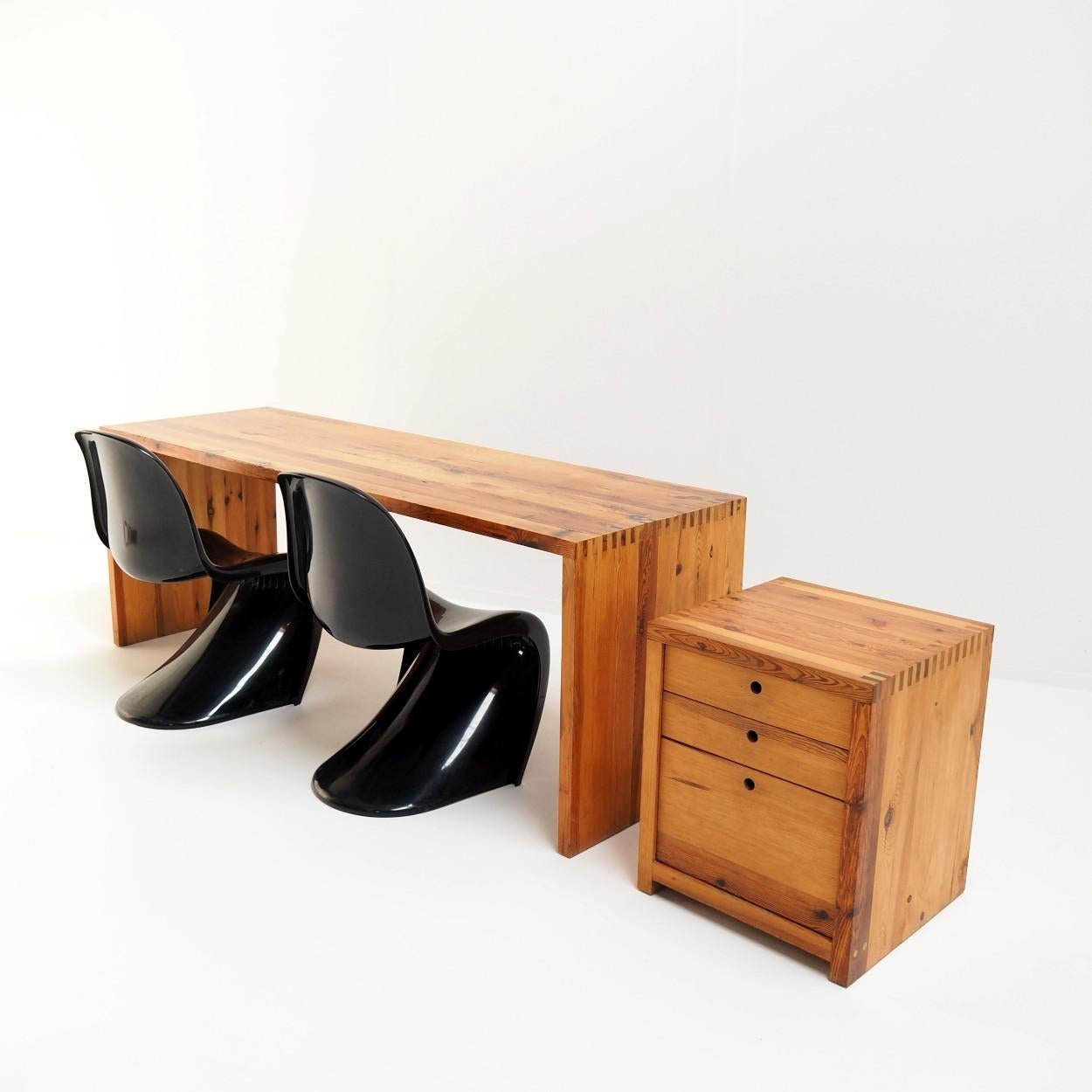 Schreibtisch mit Schubladenblock aus massivem Kiefernholz vom niederländischen Designer Ate Van Apeldoorn im Zustand „Relativ gut“ im Angebot in Beerse, VAN