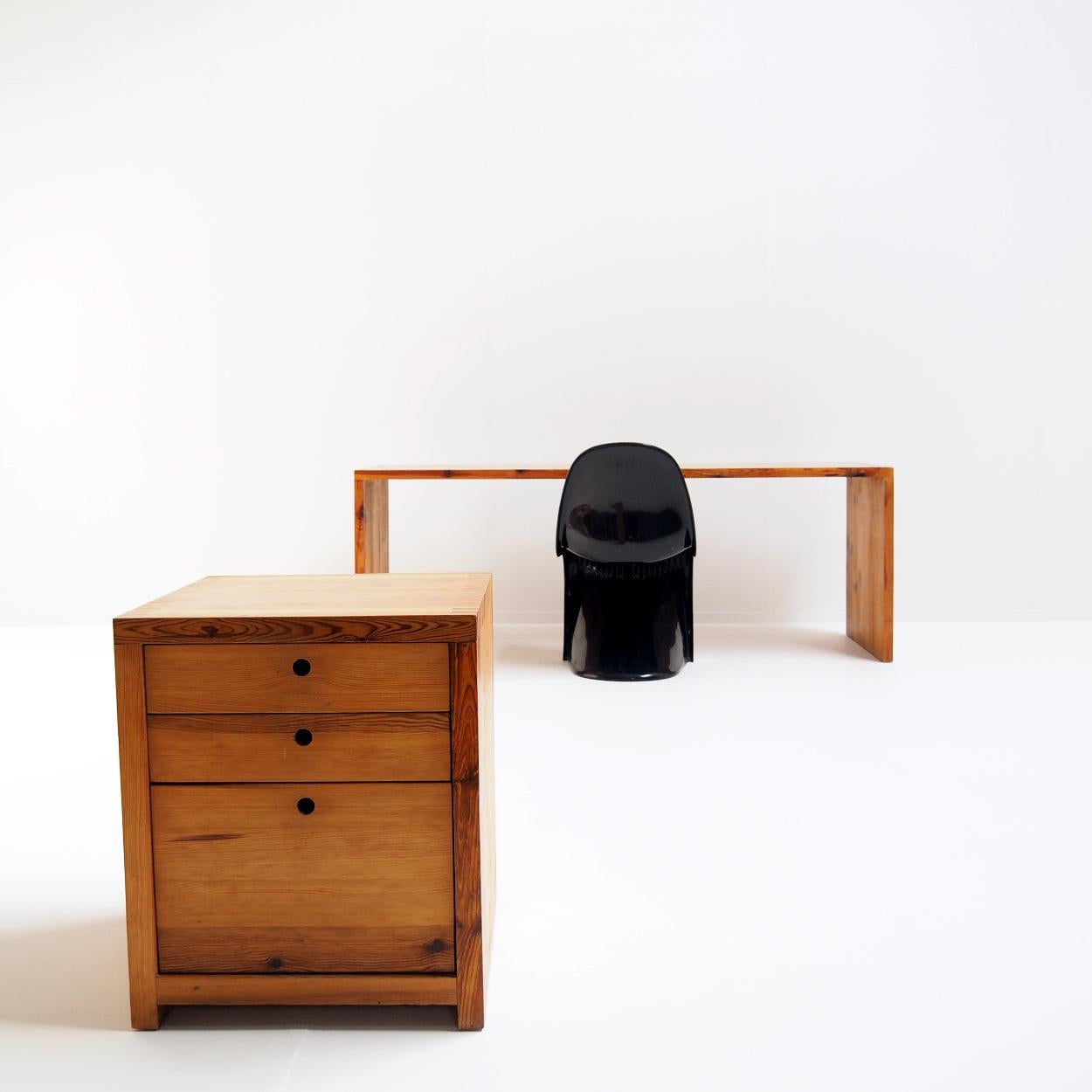 Schreibtisch mit Schubladenblock aus massivem Kiefernholz vom niederländischen Designer Ate Van Apeldoorn (Ende des 20. Jahrhunderts) im Angebot