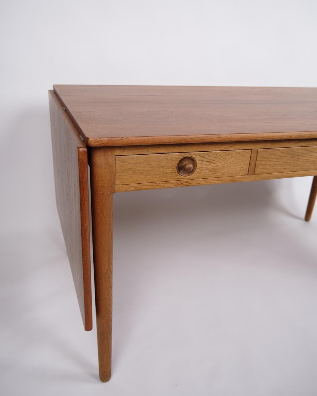 Schreibtisch mit Klappen, Modell AT-305, entworfen von Hans J. Wegner und hergestellt von Andreas Tuck in den 1950er Jahren. Der Tisch aus Teakholz mit Beinen aus Eichenholz lässt sich mit zwei Klappen von 135 cm auf 229 cm ausziehen und ist somit