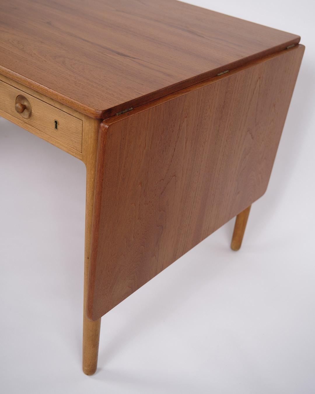 Schreibtisch Mit Klappen Modell AT-305 In Teak & Eiche Von Hans J. Wegner Für Andreas Tuck (Moderne der Mitte des Jahrhunderts) im Angebot